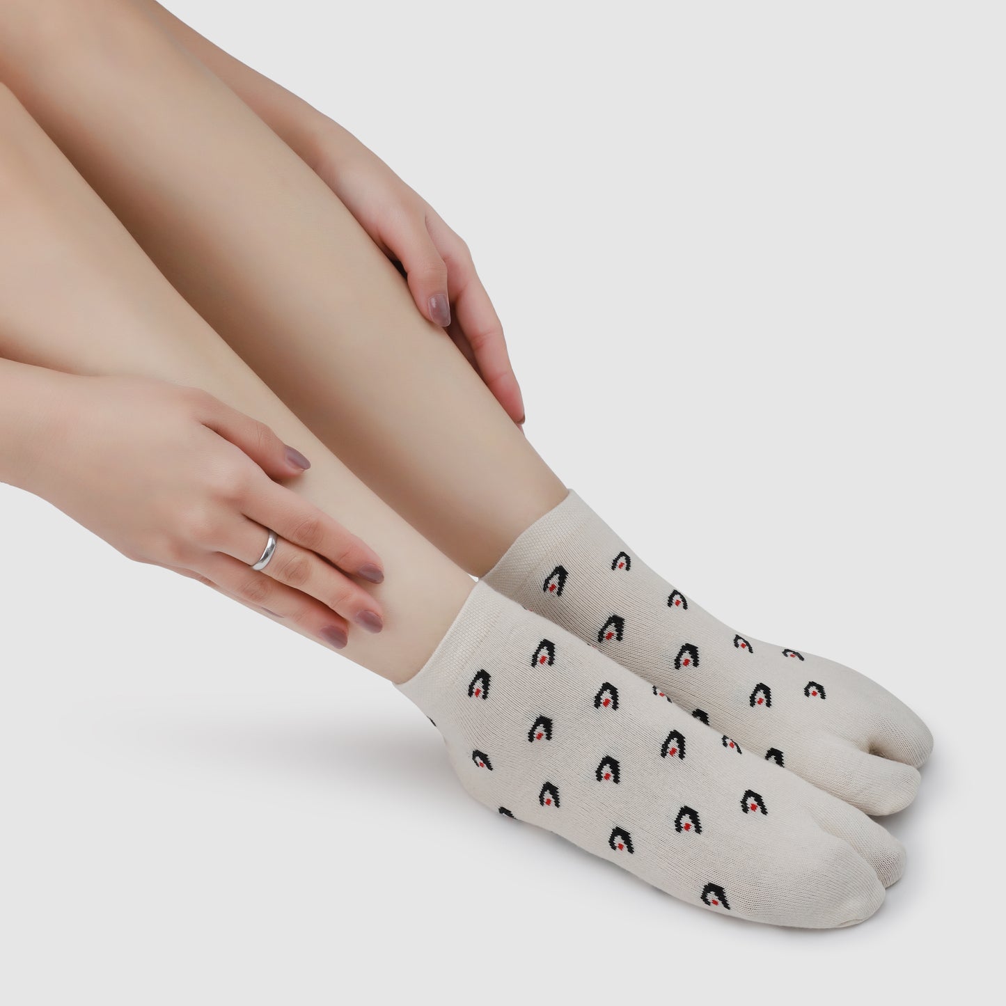 Comet Attack Ankle Thumb Socks-Cream
