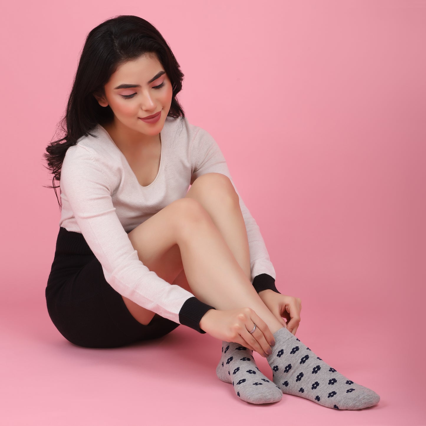 Ditzy Pattern Ankle Socks-Light Grey