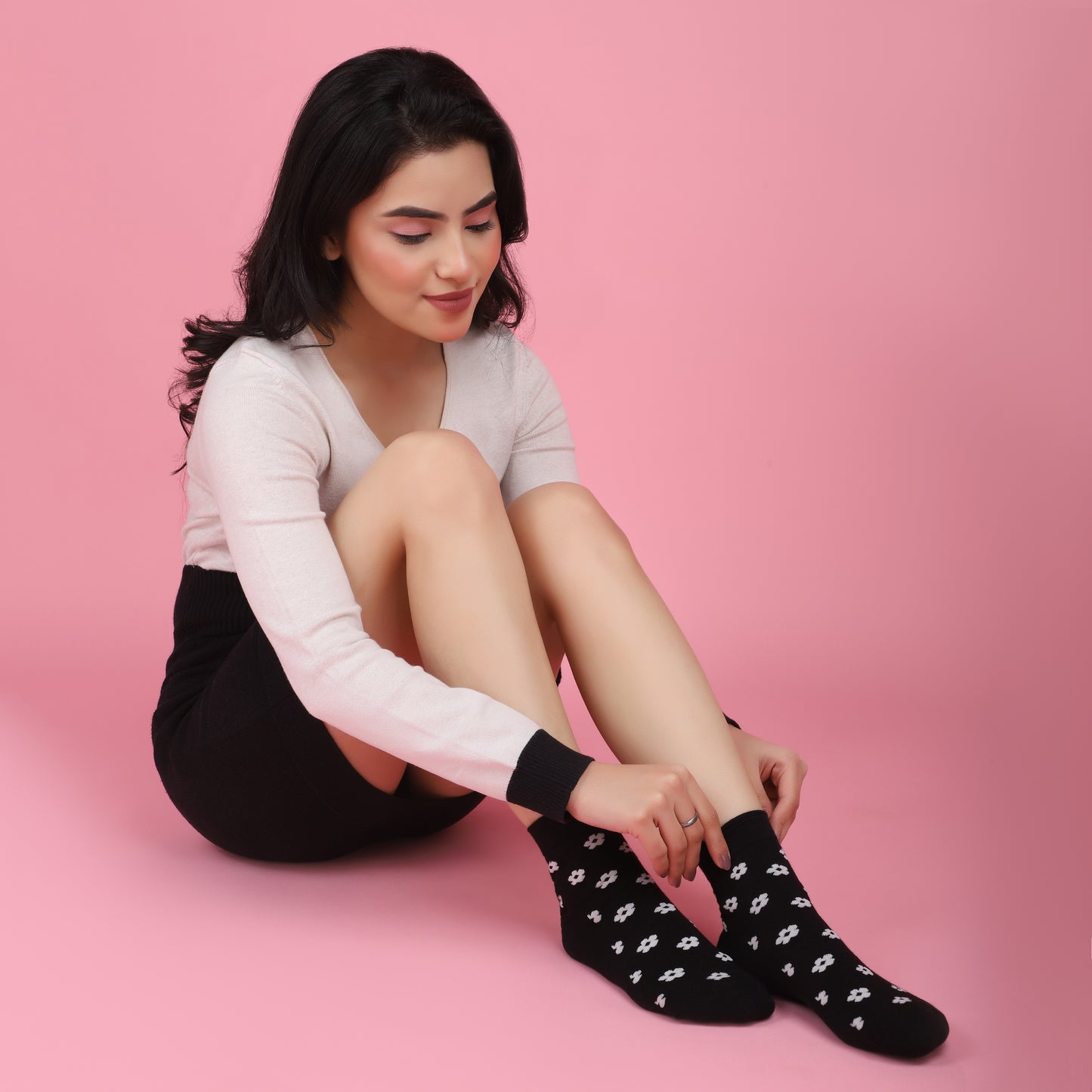 Ditzy Pattern Ankle Socks-Black