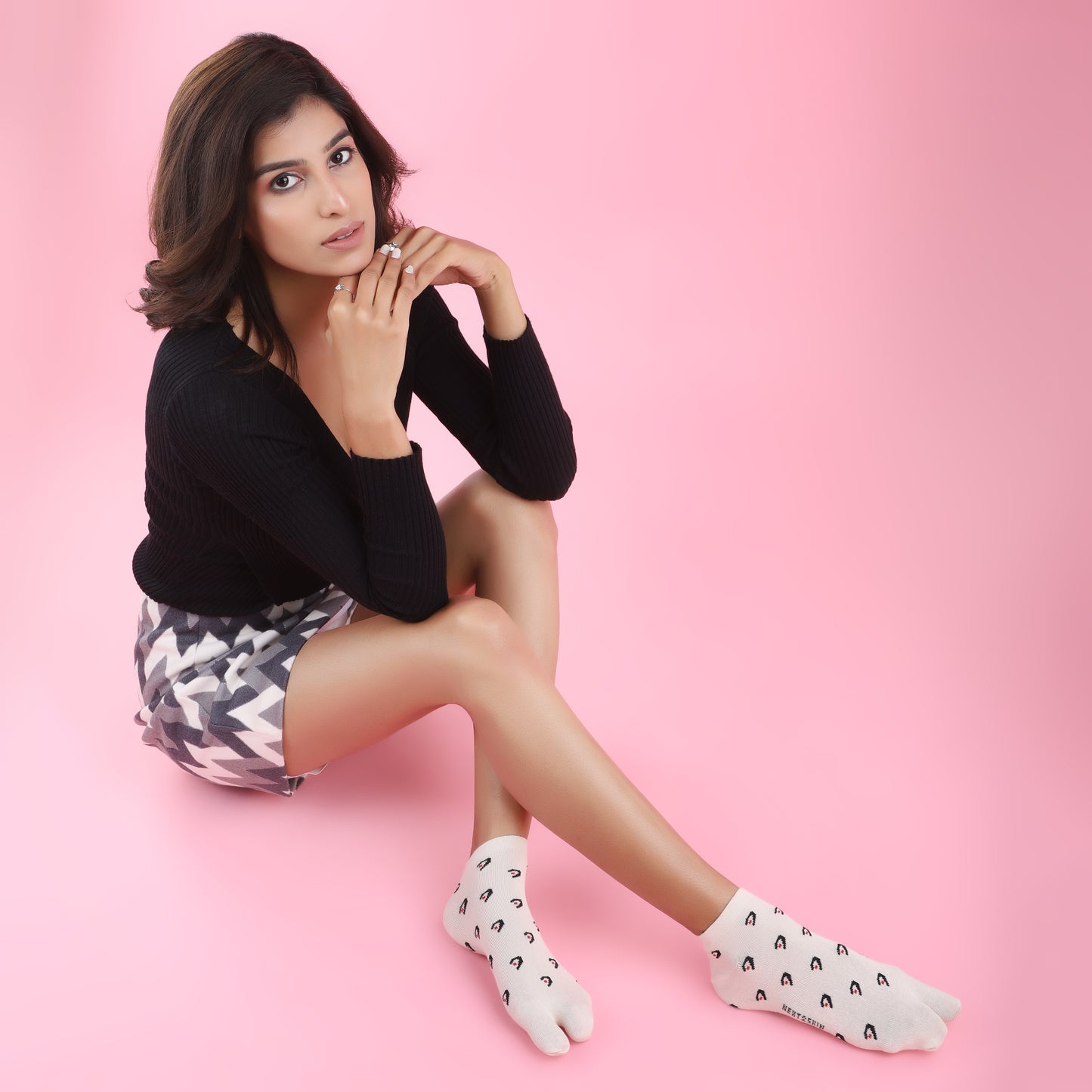 Comet Attack Ankle Thumb Socks-Cream