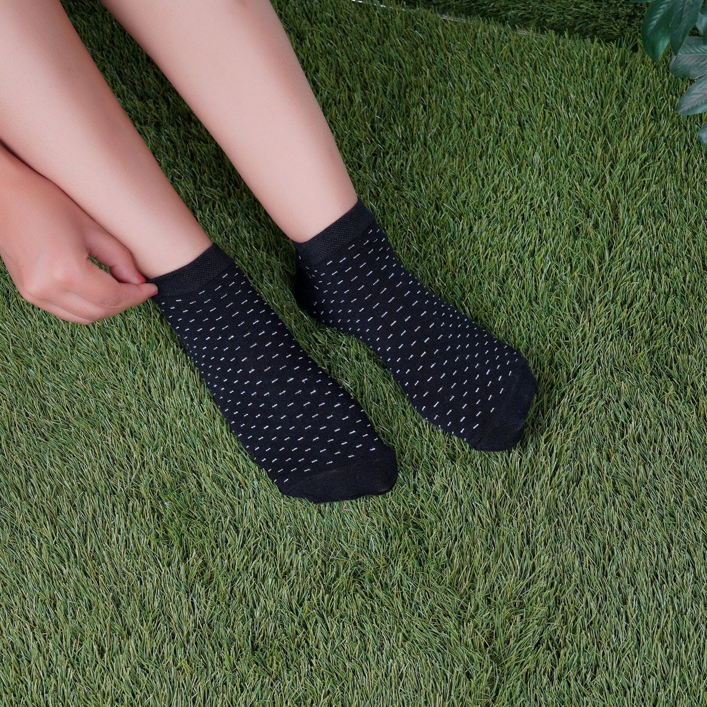 Dotted Sneaker Socks (Black)