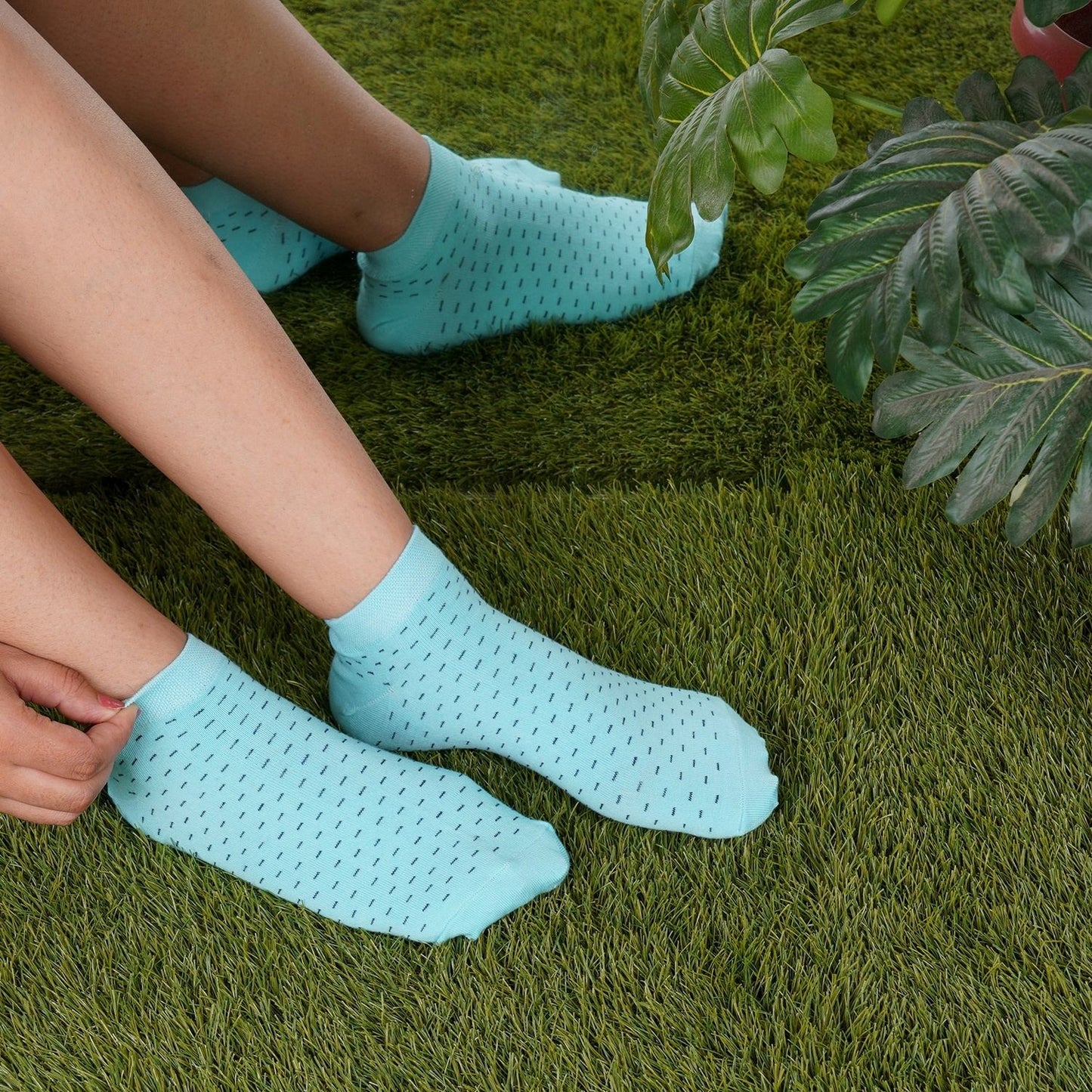 Low Ankle Dotted Pattern Socks (Light Blue)