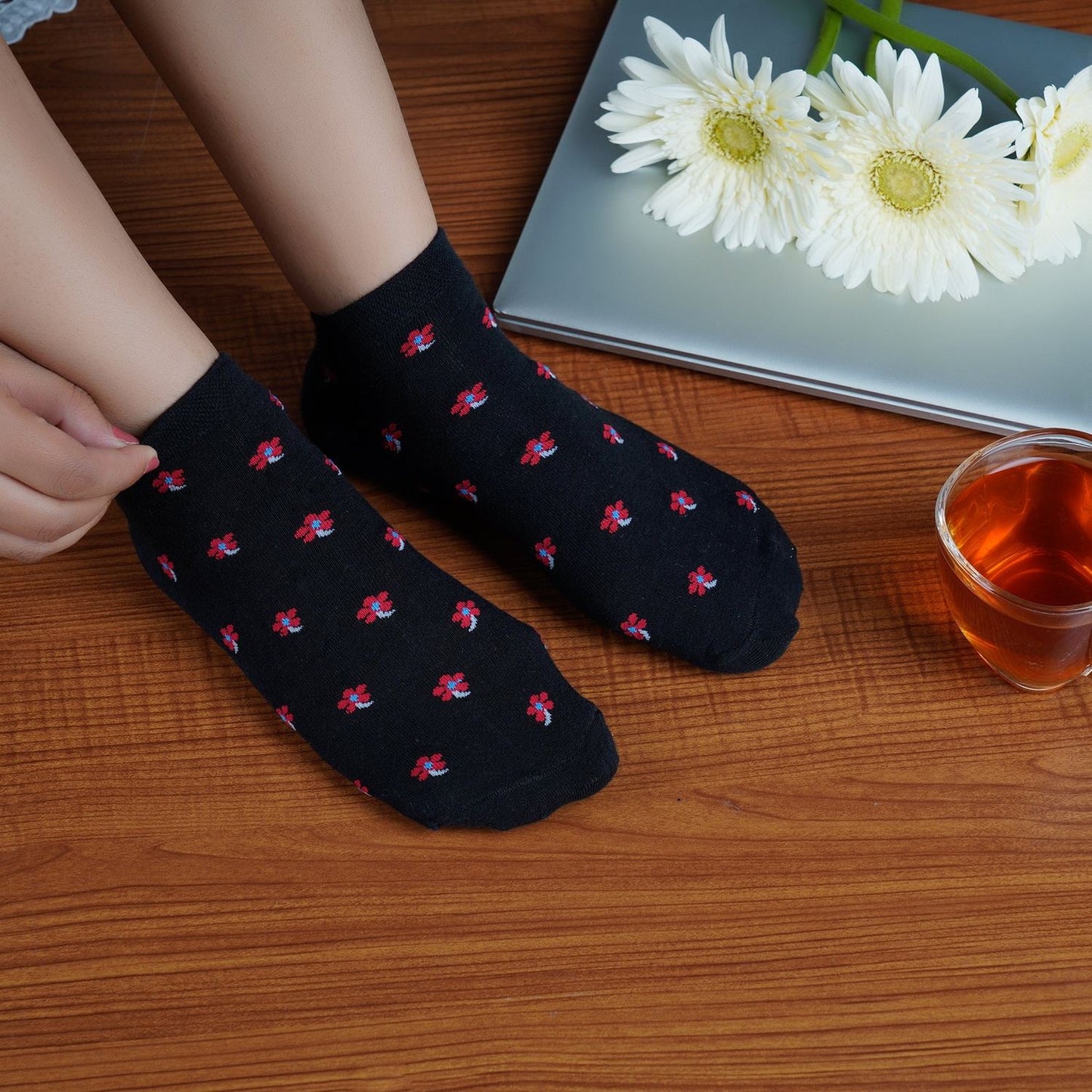 Flower Pattern Sneaker Socks (Black)