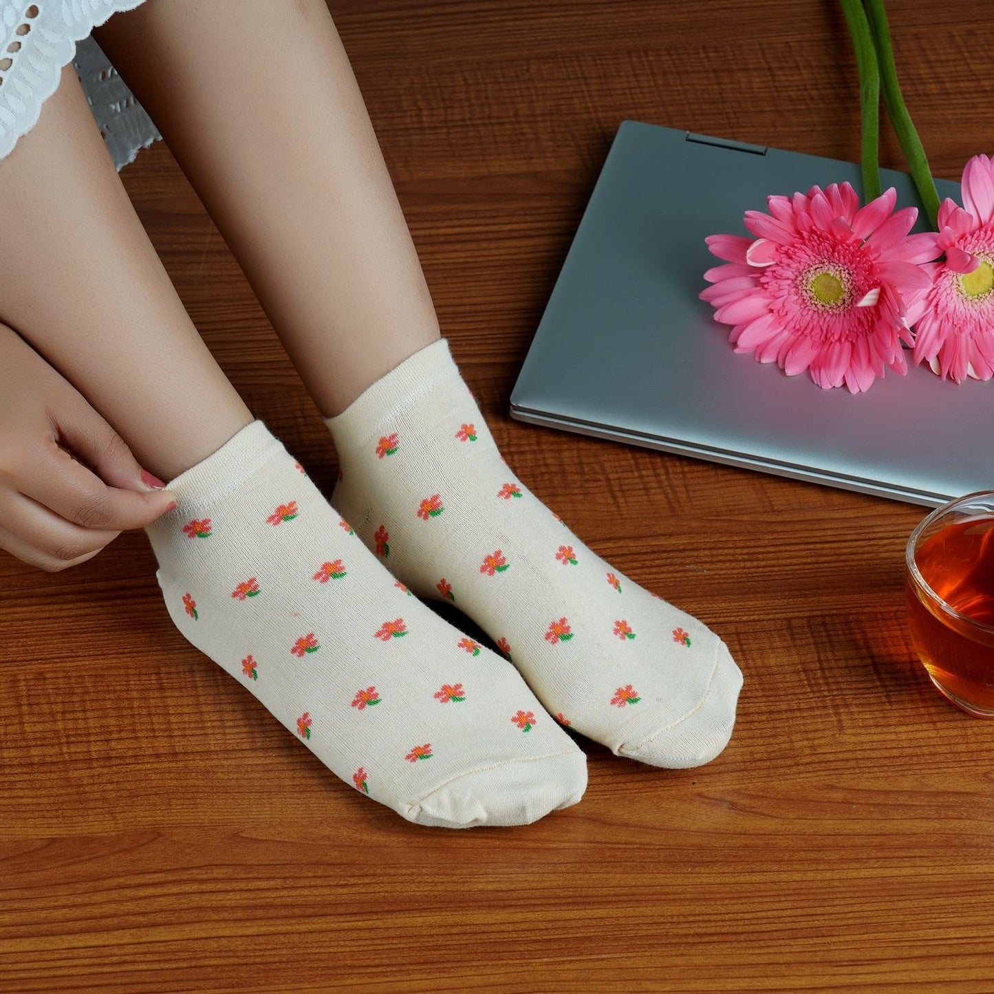 Low Ankle Flower Pattern Socks (White)