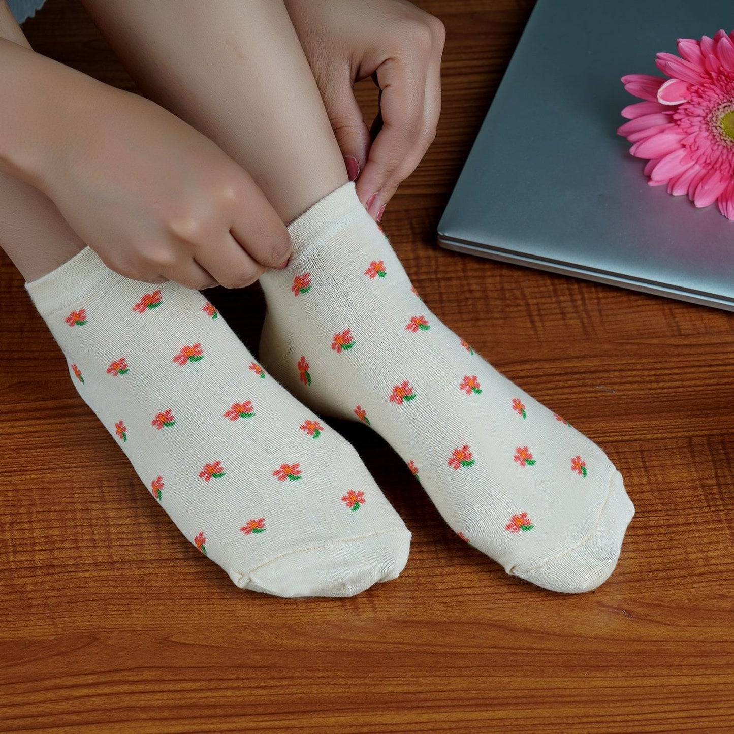 Low Ankle Flower Pattern Socks (White)