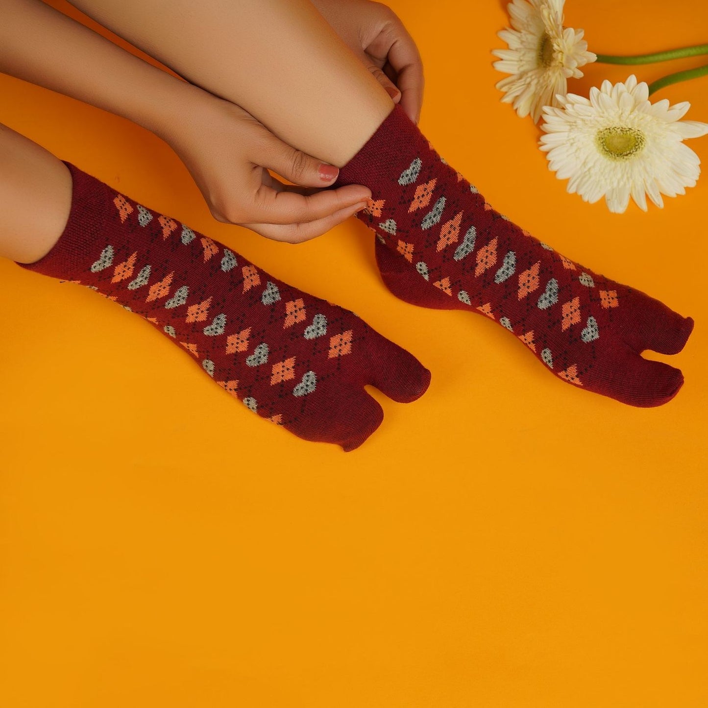 Ankle Thumb Argyle Socks (Red)
