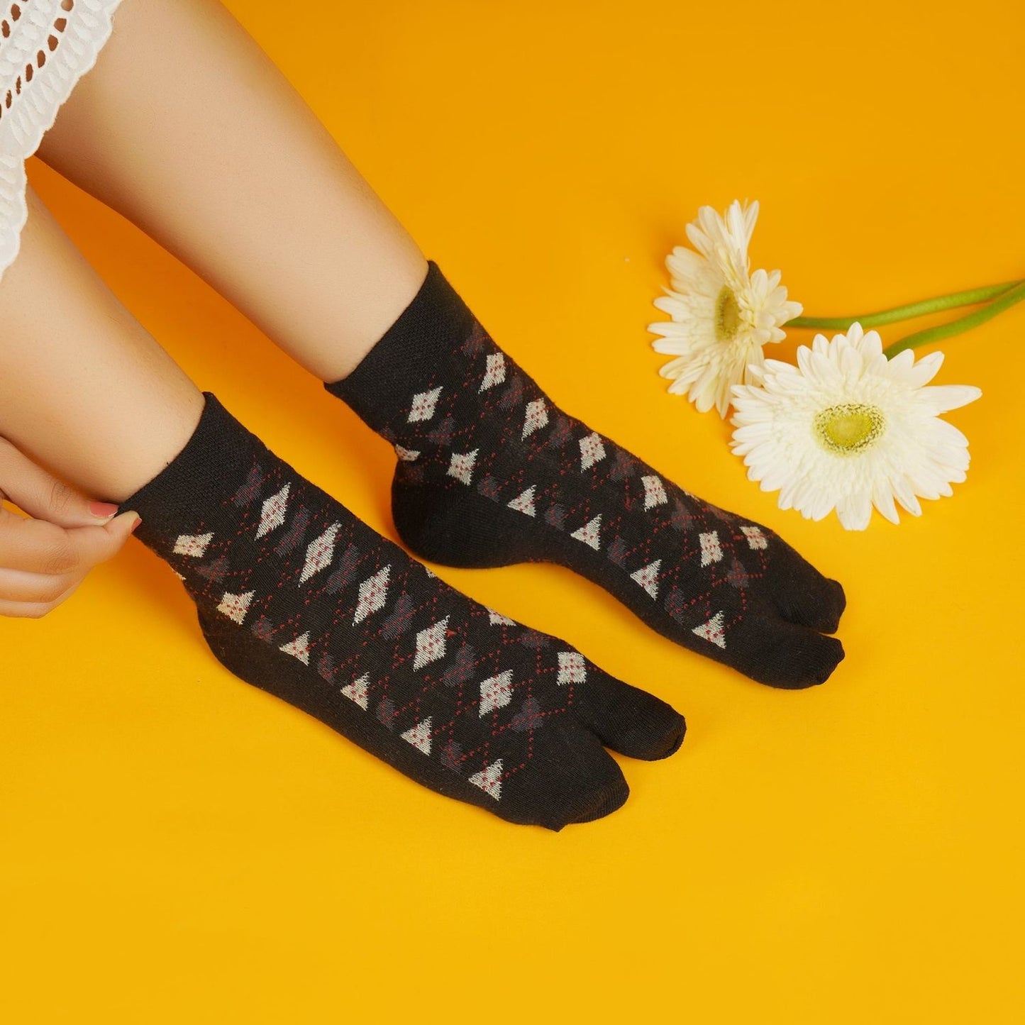 Argyle Ankle Thumb Socks (Black)