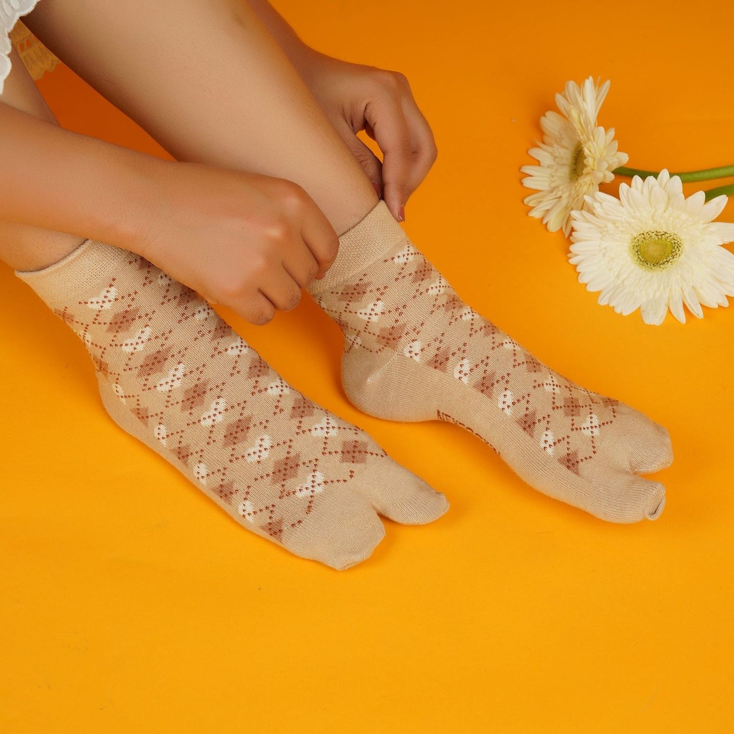 Ankle Thumb Argyle Socks (Skin)
