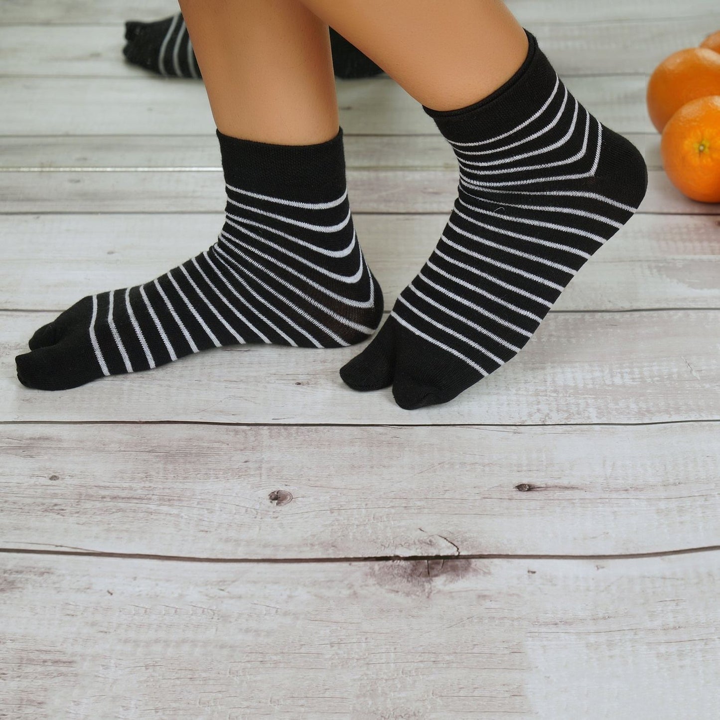 Ankle Thumb Striped Pattern Socks (Black)