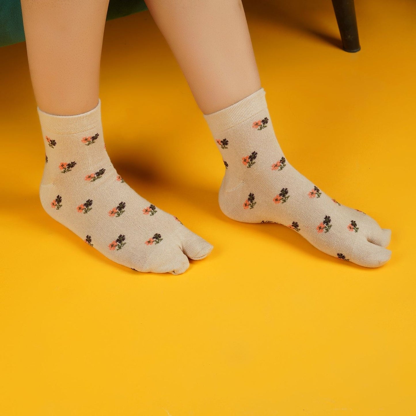 Floral Ankle Thumb Socks (Skin)
