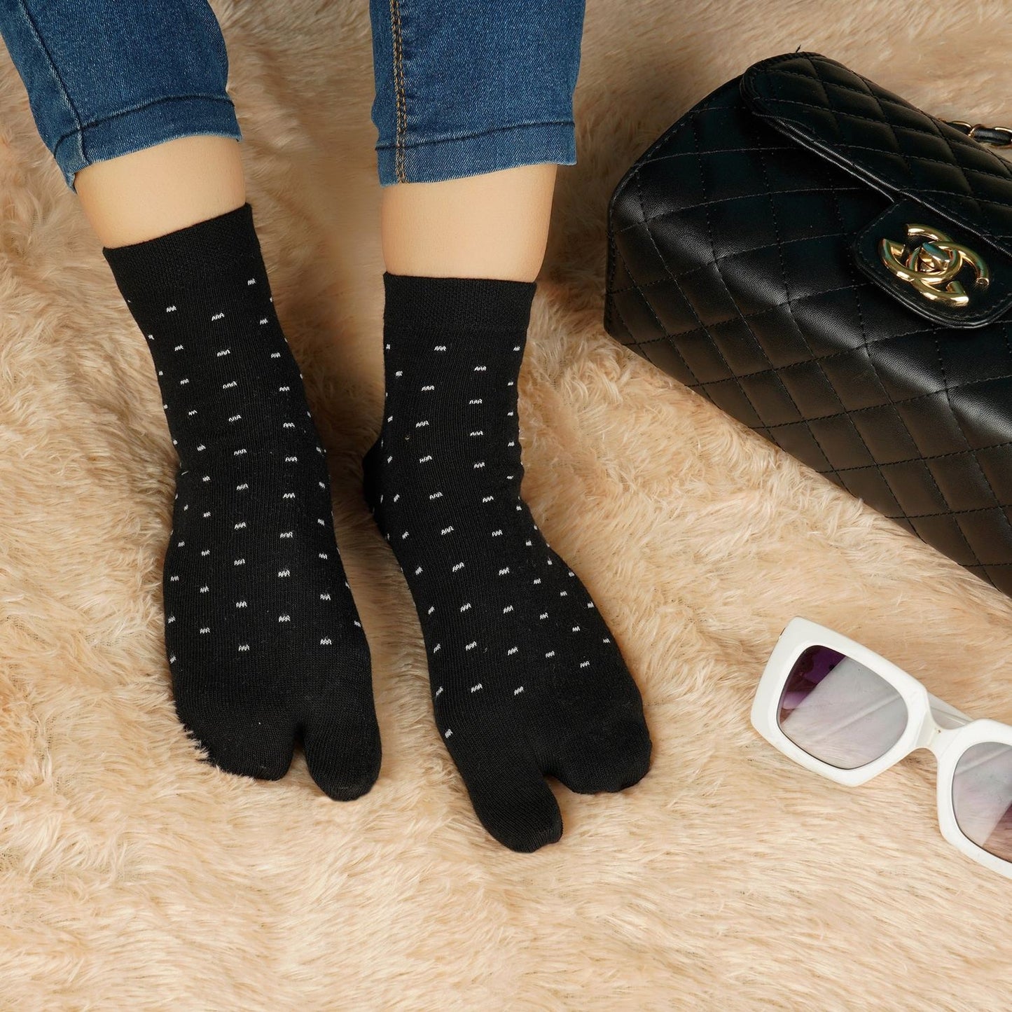Dotted Ankle Thumb Socks (Black)
