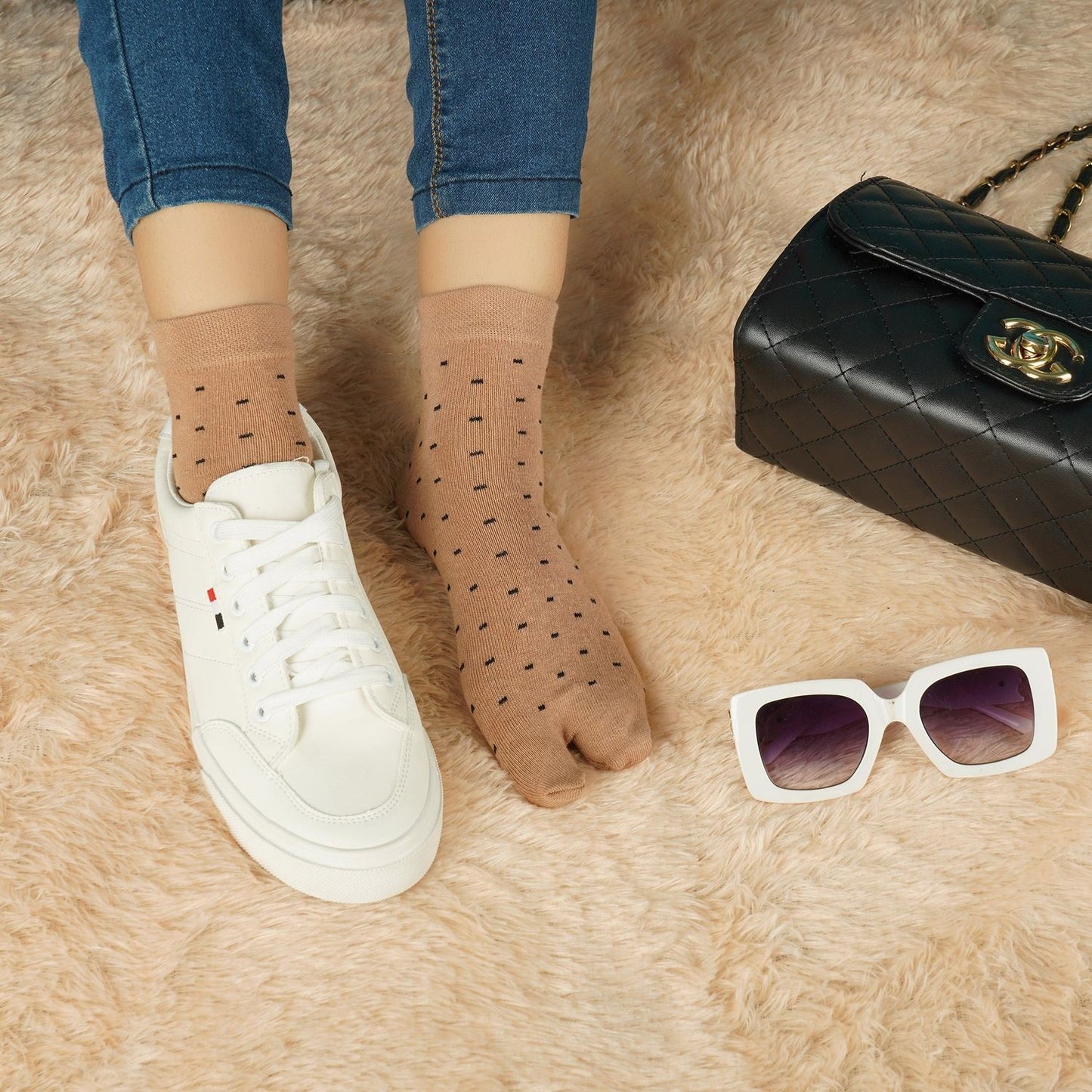 Dotted Ankle Thumb Socks (Skin)