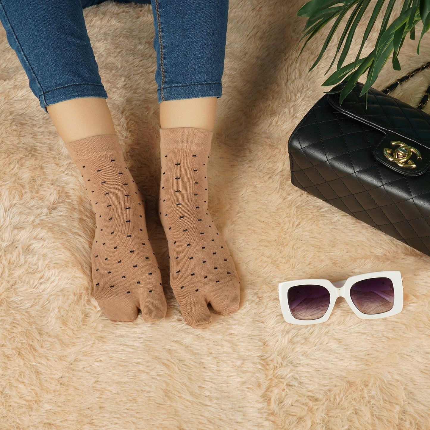 Dotted Ankle Thumb Socks (Skin)