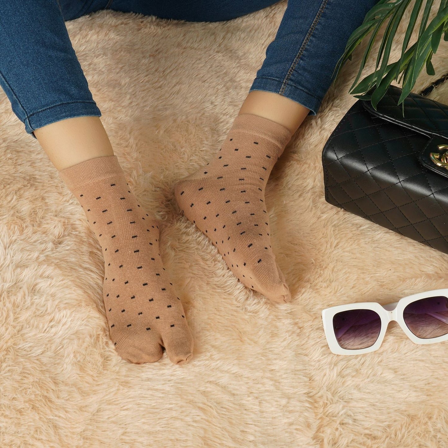 Dotted Ankle Thumb Socks (Skin)