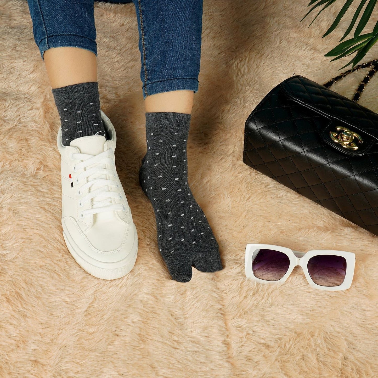 Ankle Thumb Dotted Socks (Charcoal Grey)