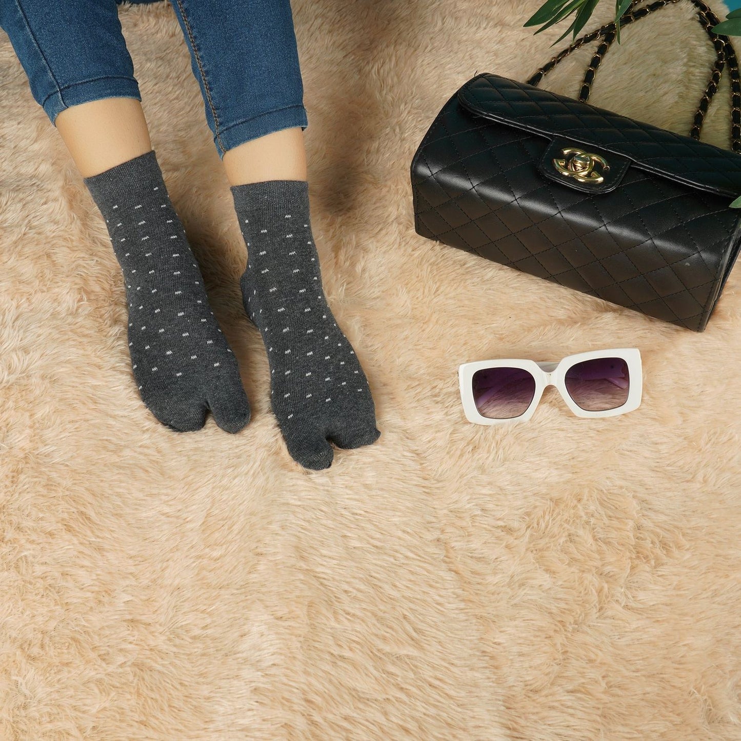 Dotted Ankle Thumb Socks (Charcoal Grey)