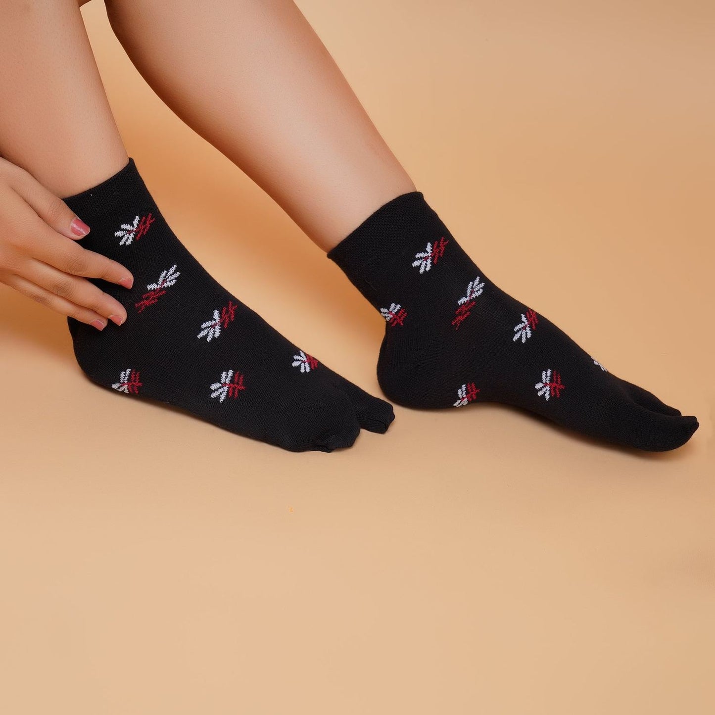 Ankle Thumb Leaf Pattern Socks (Black)