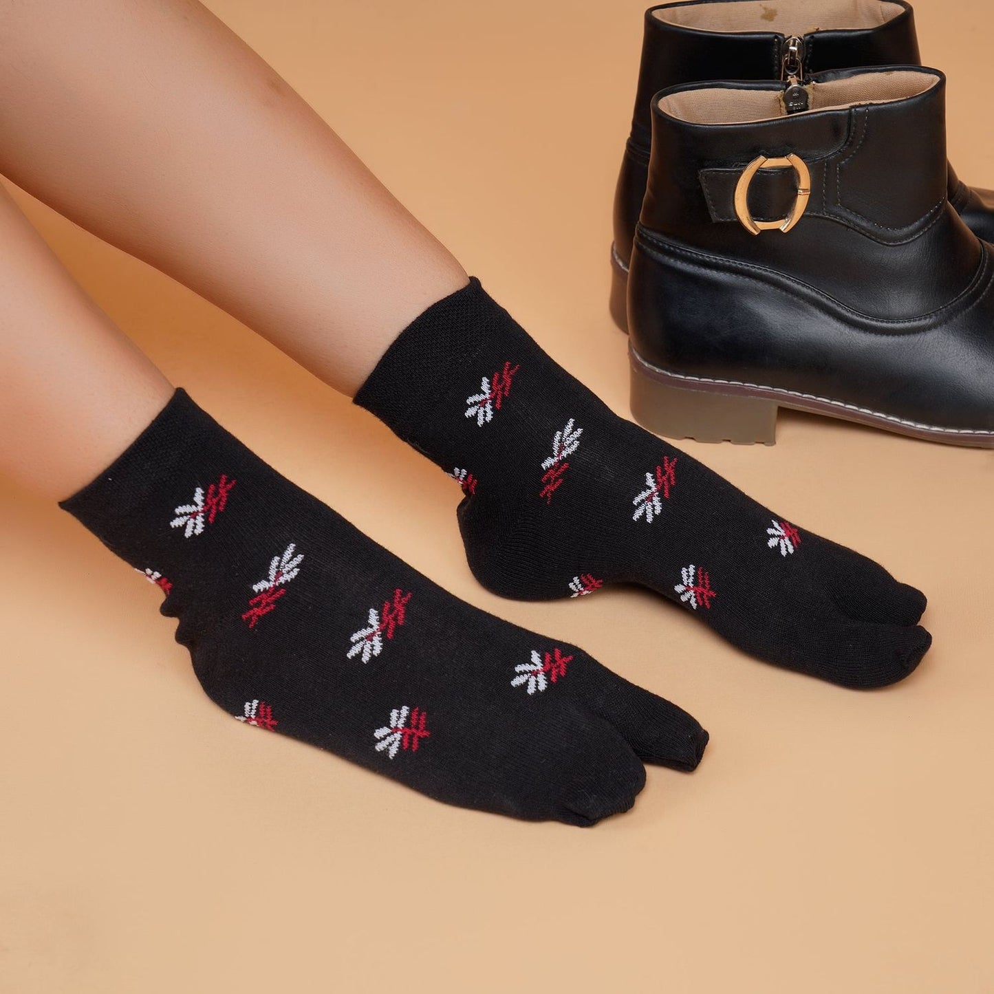 Ankle Thumb Leaf Pattern Socks (Black)