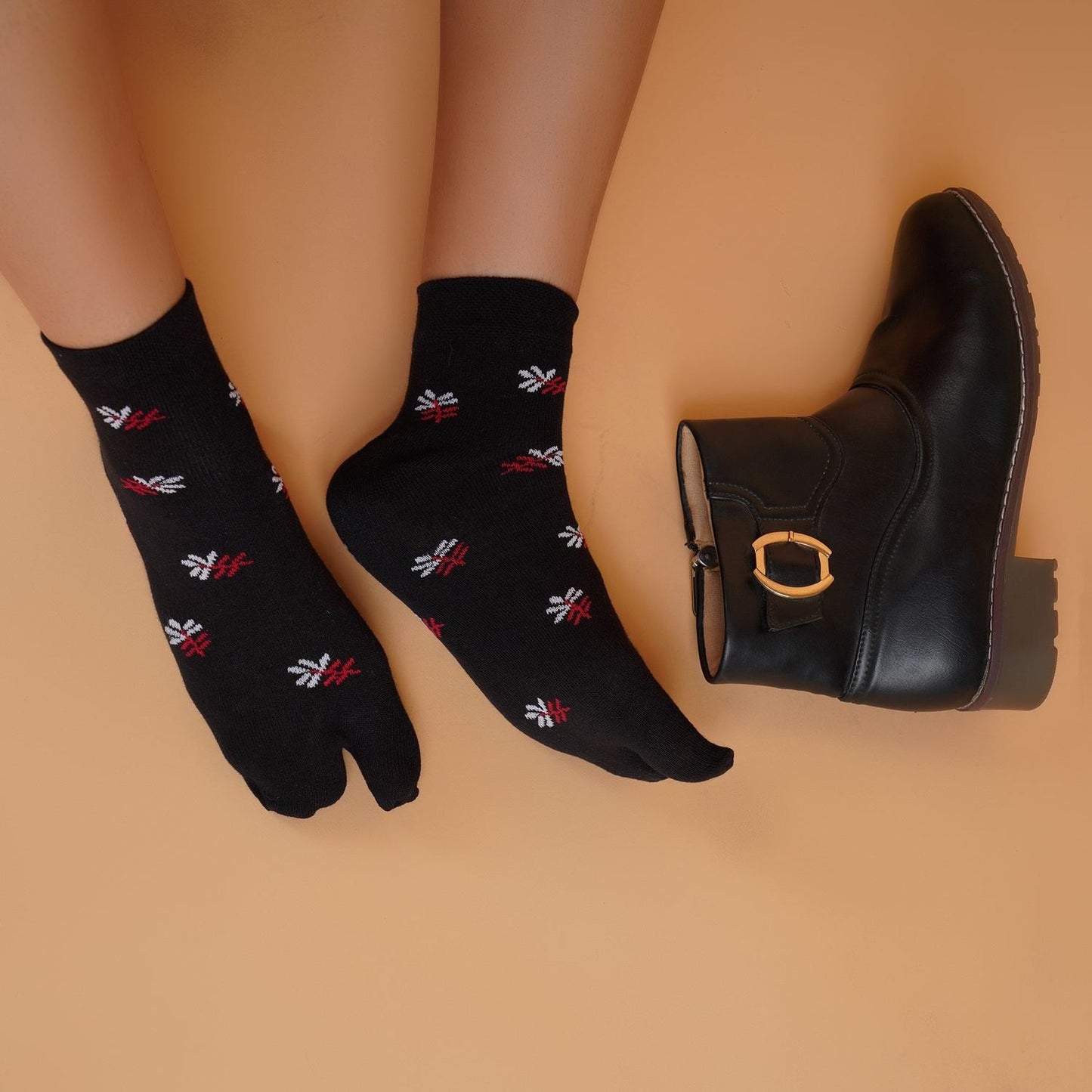 Ankle Thumb Leaf Pattern Socks (Black)
