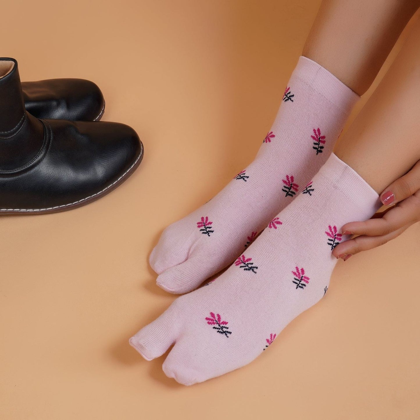 Leaf Pattern Ankle Thumb Socks (Pink)