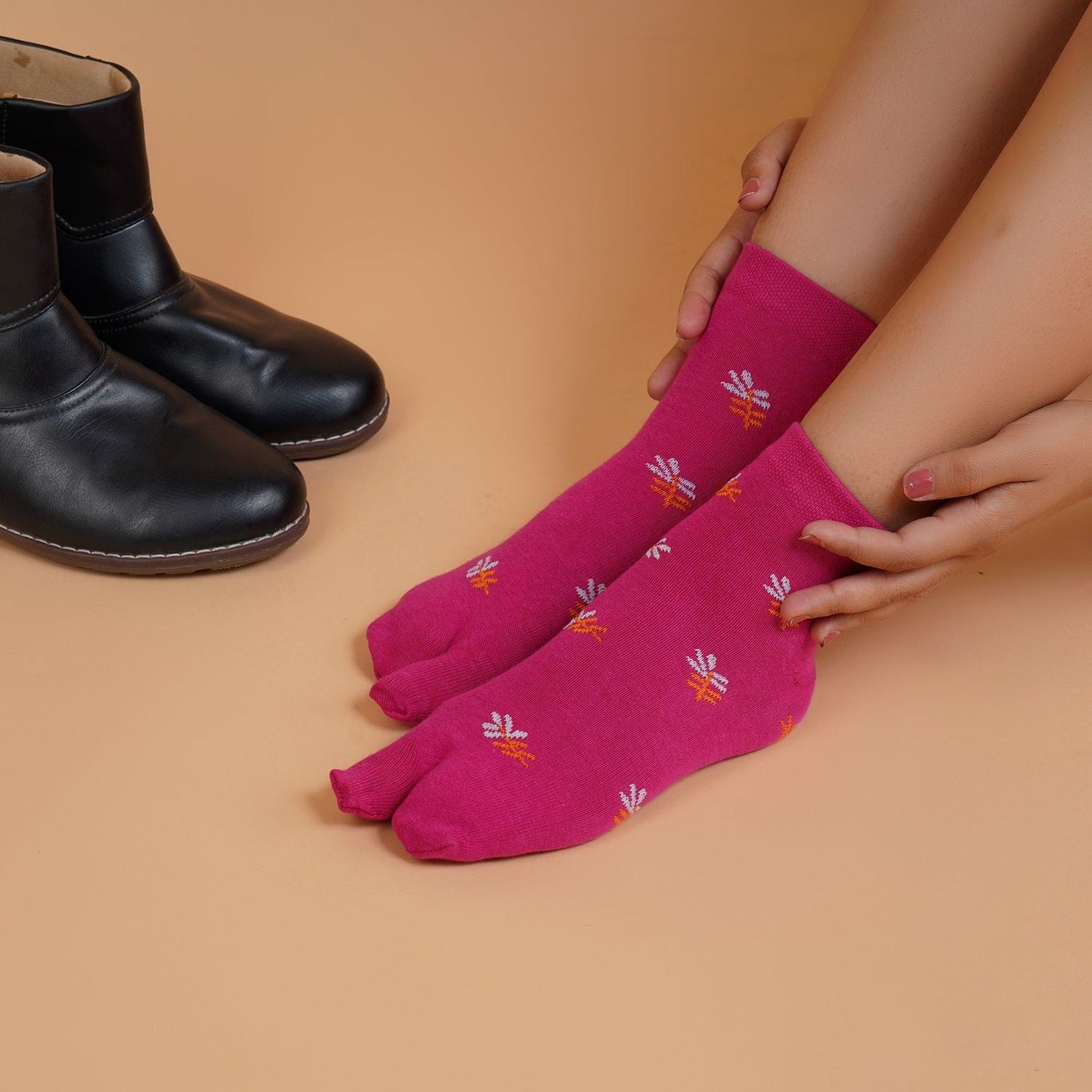 Leaf Pattern Ankle Thumb Socks (Dark Pink)
