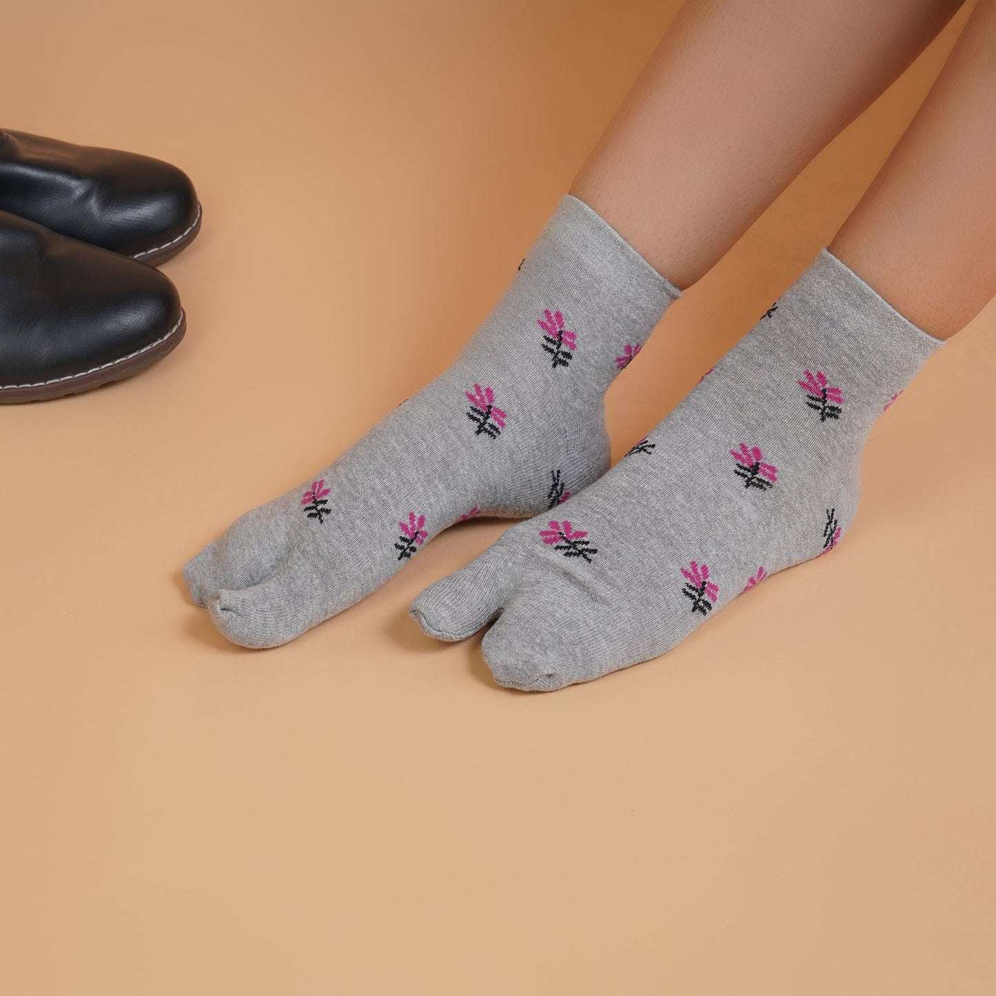 Ankle Thumb Leaf Pattern Socks (Grey)