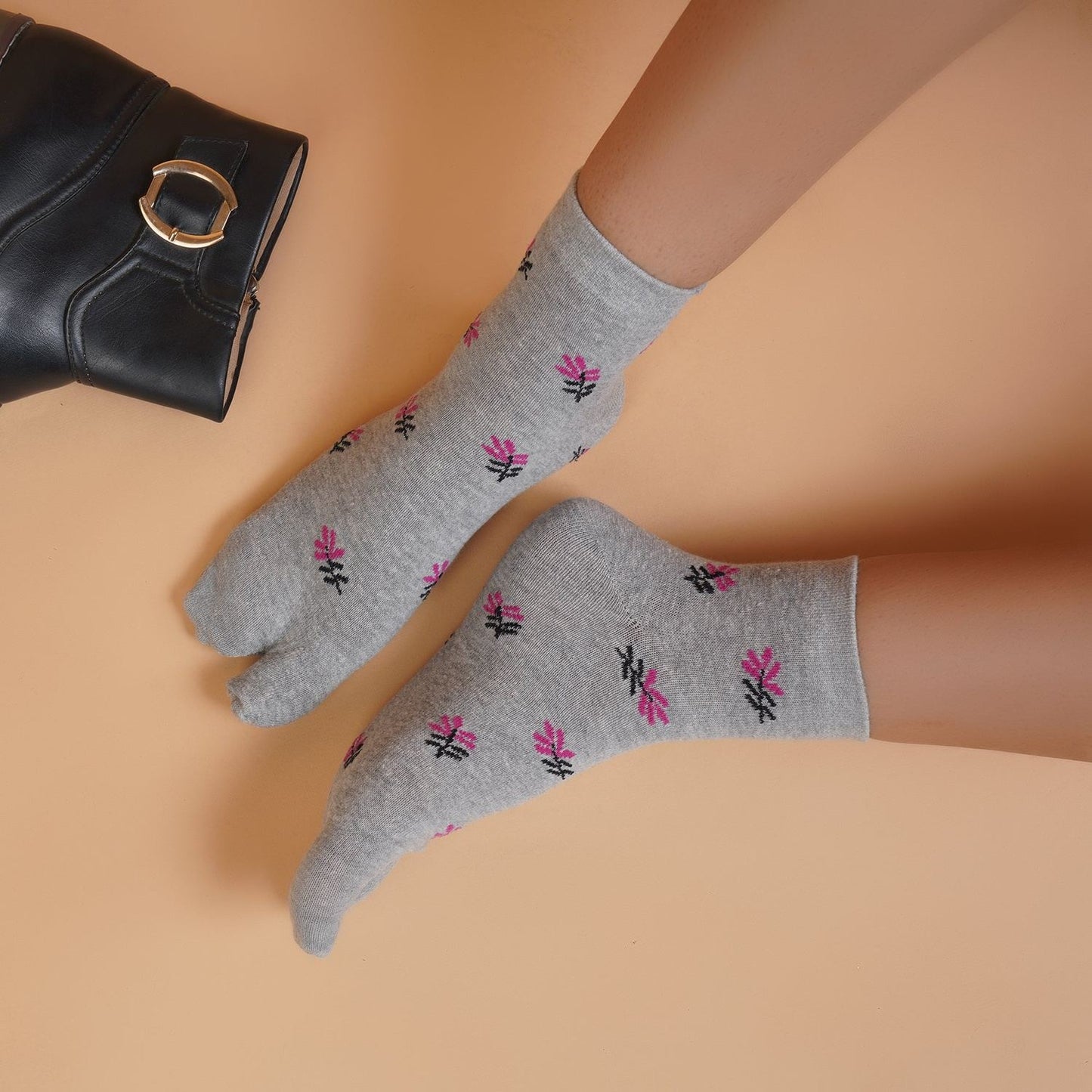 Ankle Thumb Leaf Pattern Socks (Grey)