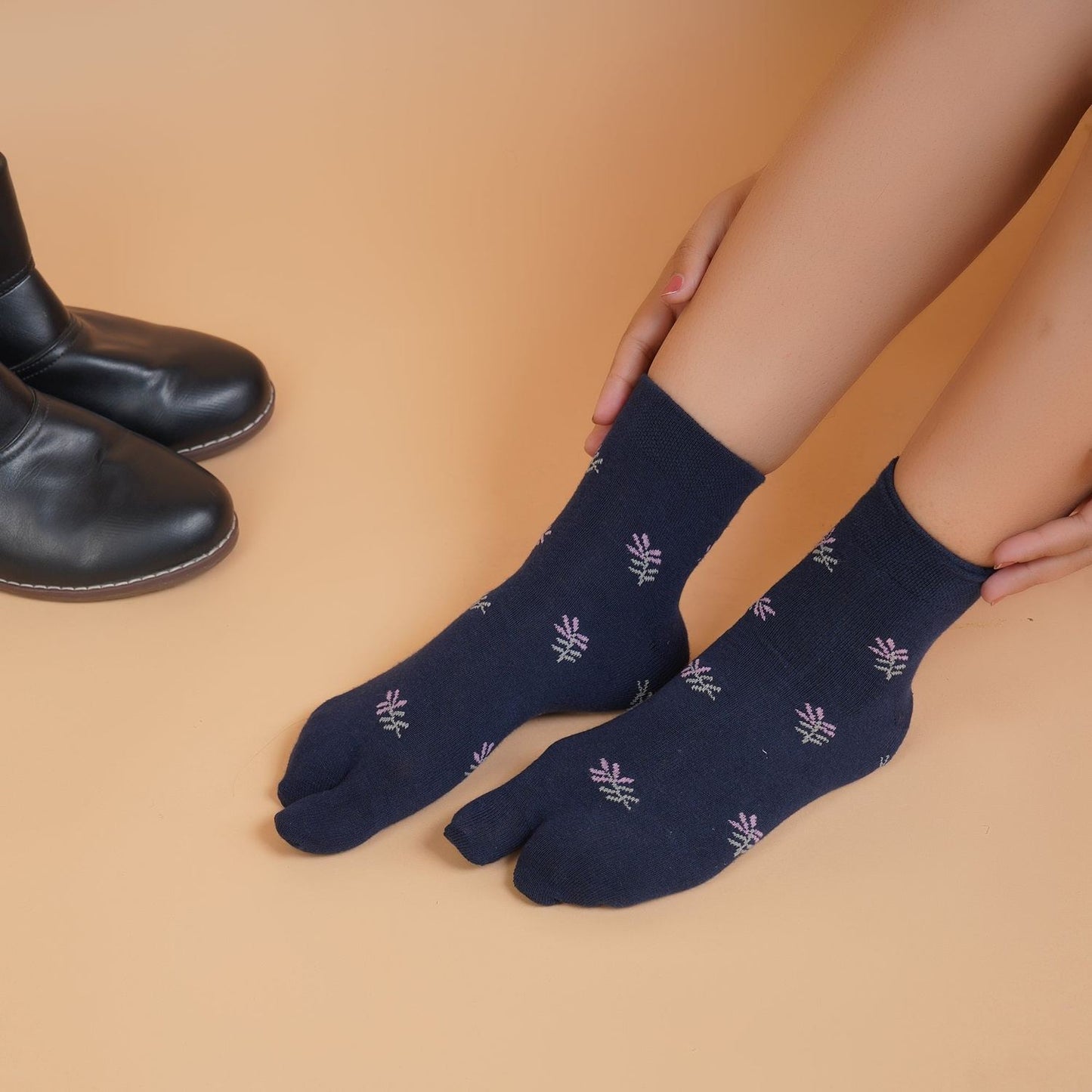 Leaf Pattern Ankle Thumb Socks (Navy Blue)