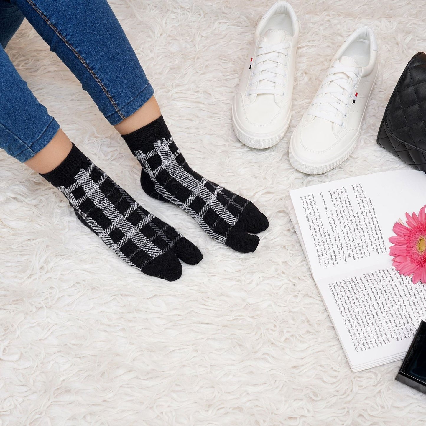 Ankle Thumb Plaid Pattern Socks (Black)
