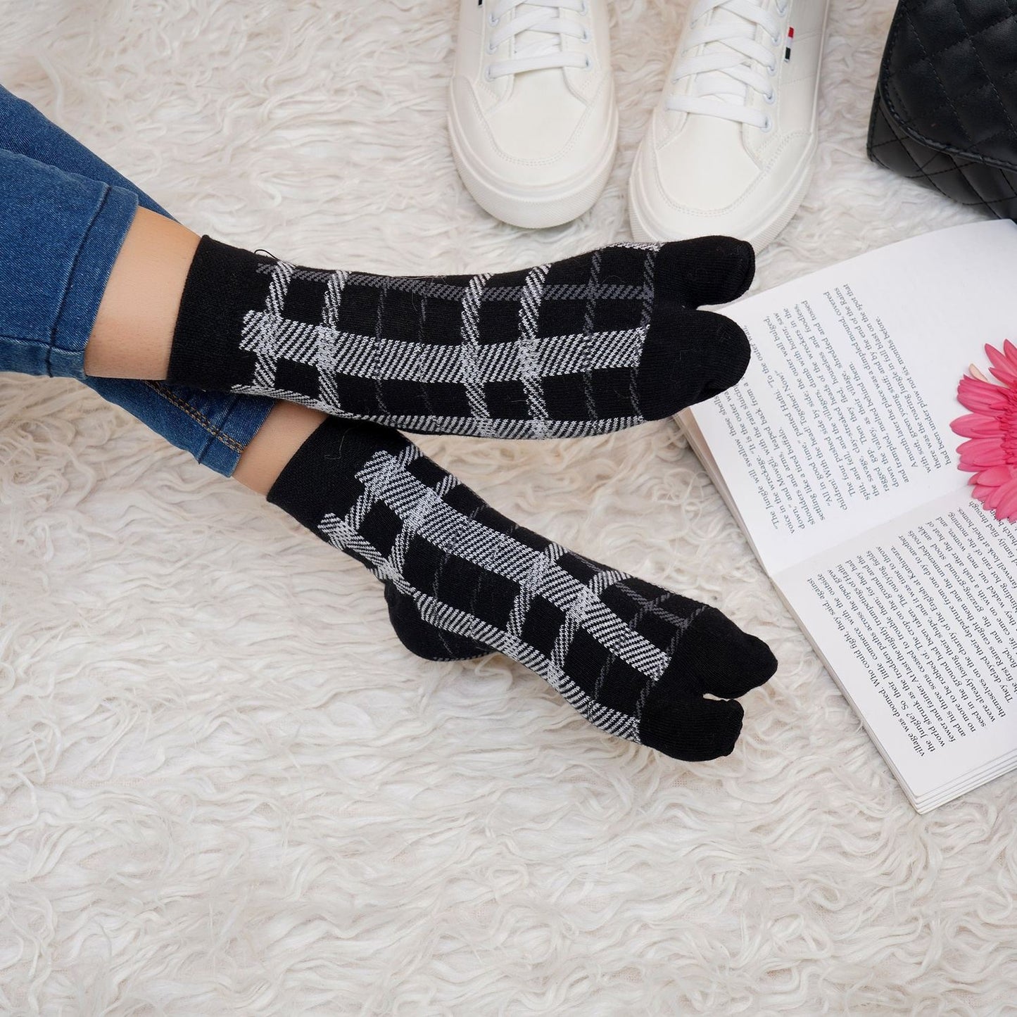 Ankle Thumb Plaid Pattern Socks (Black)