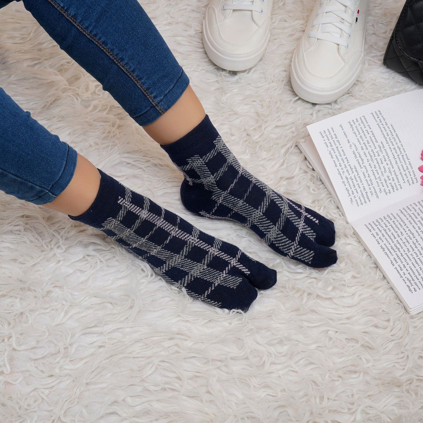 Plaid Pattern Ankle Thumb Socks (Navy Blue)