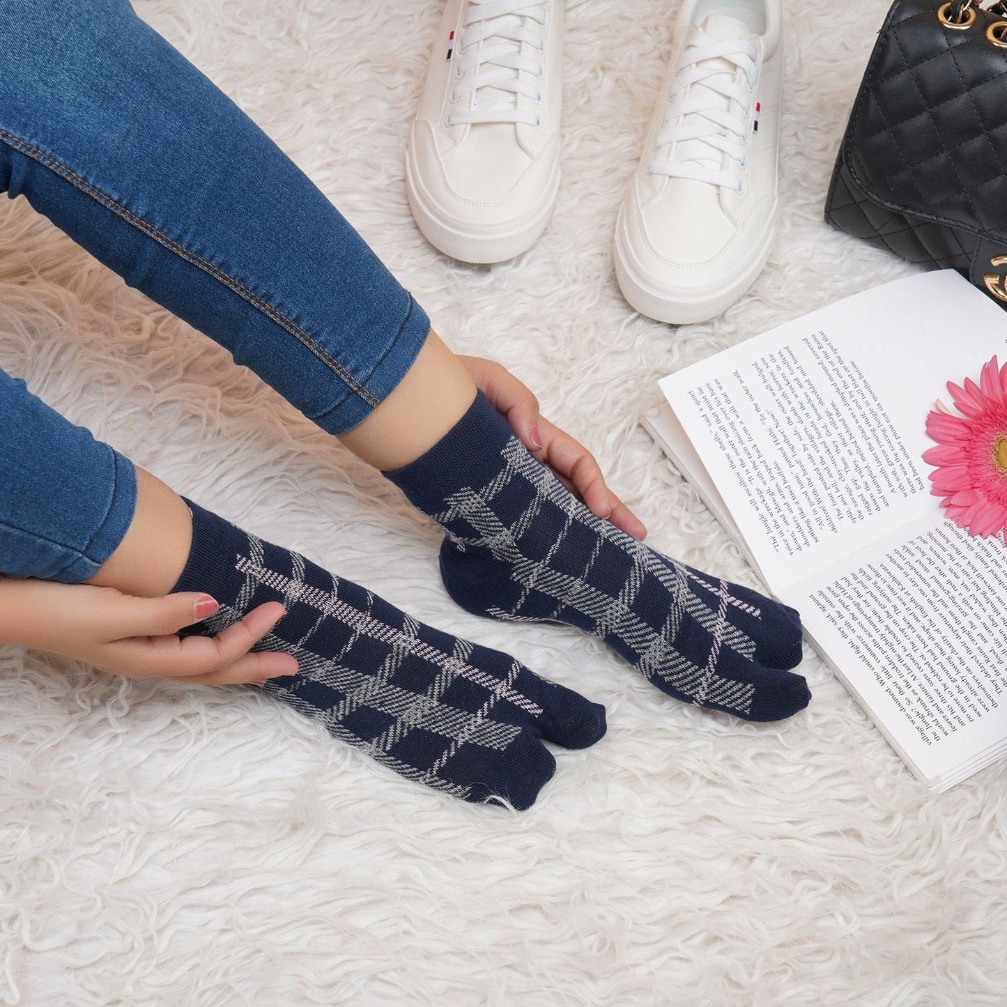 Plaid Pattern Ankle Thumb Socks (Navy Blue)