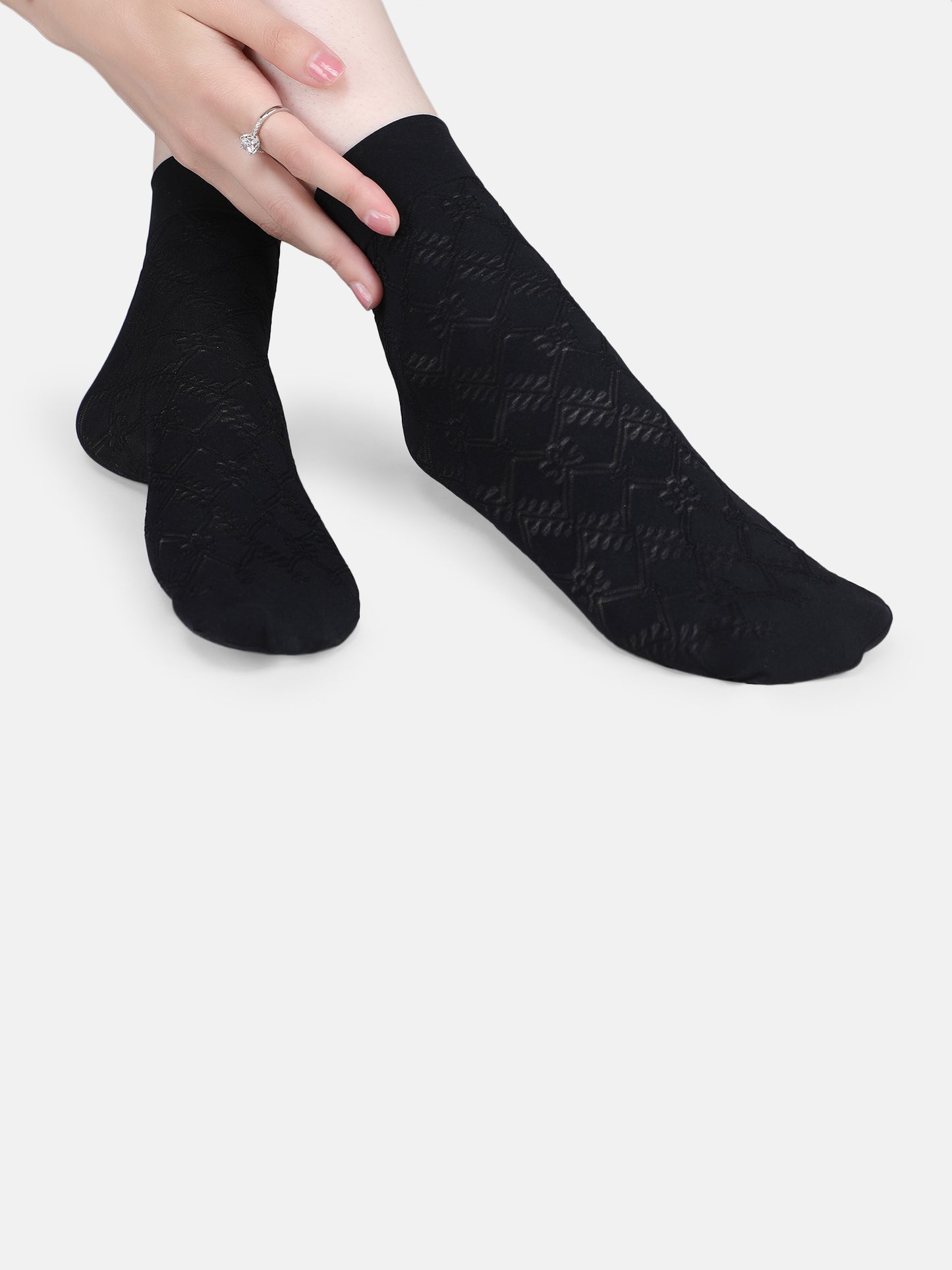 Women Nylon Opaque Geometric Floral Pattern Ankle Length Without Thumb Socks (Black/Skin)