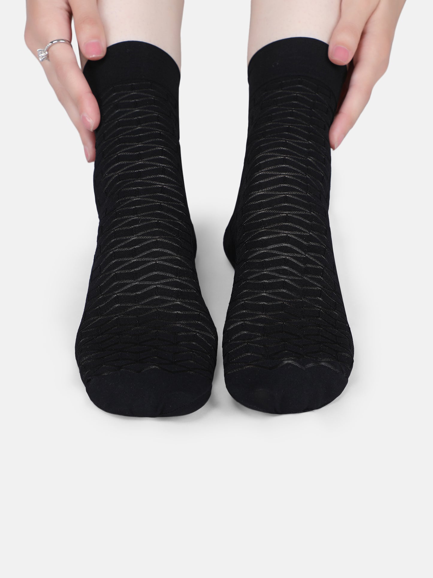 Women Nylon Opaque Geometric Wave Pattern Ankle Length Without Thumb Socks (Black/Skin)