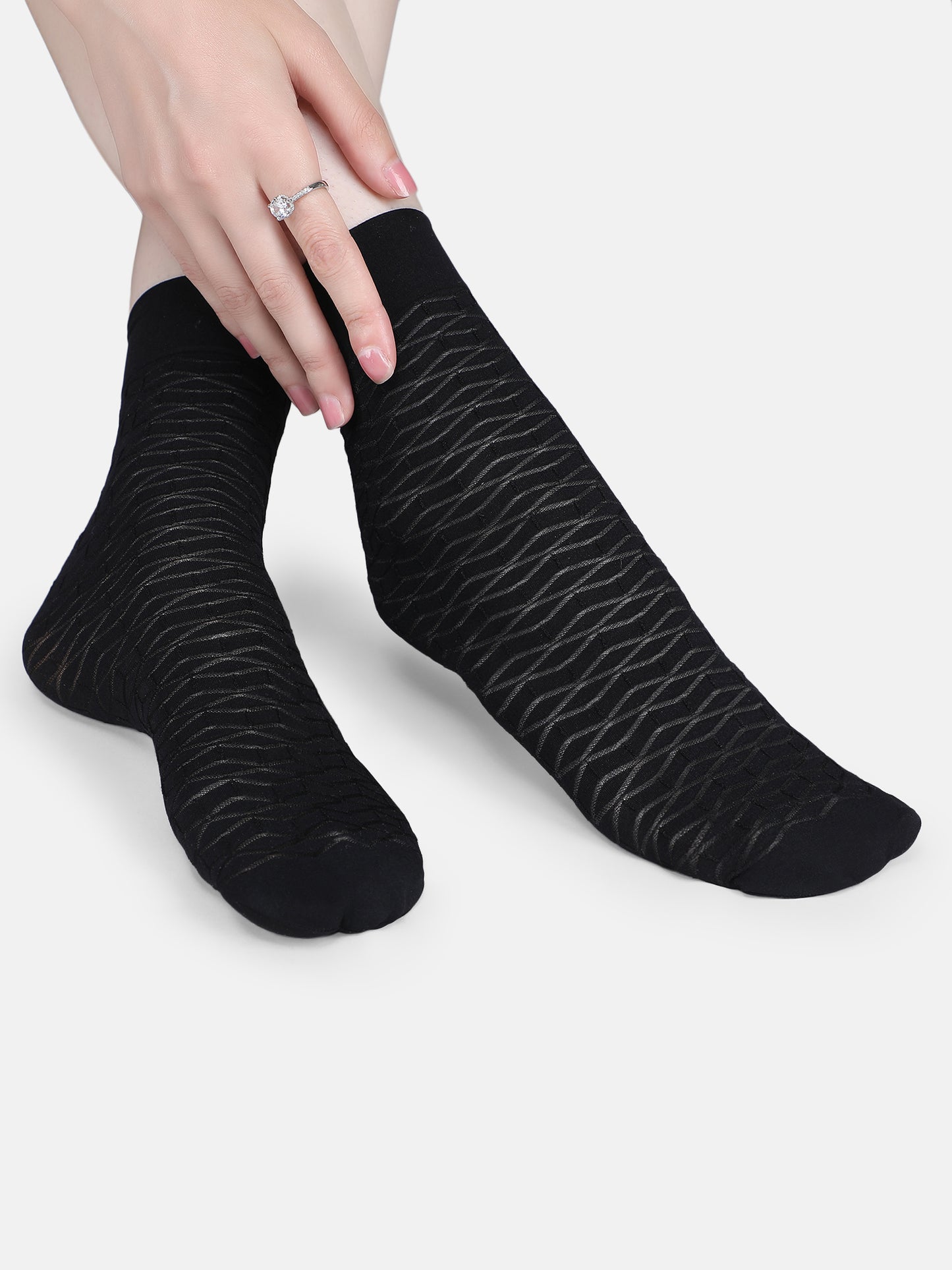 Women Nylon Opaque Geometric Wave Pattern Ankle Length Without Thumb Socks (Black/Skin)
