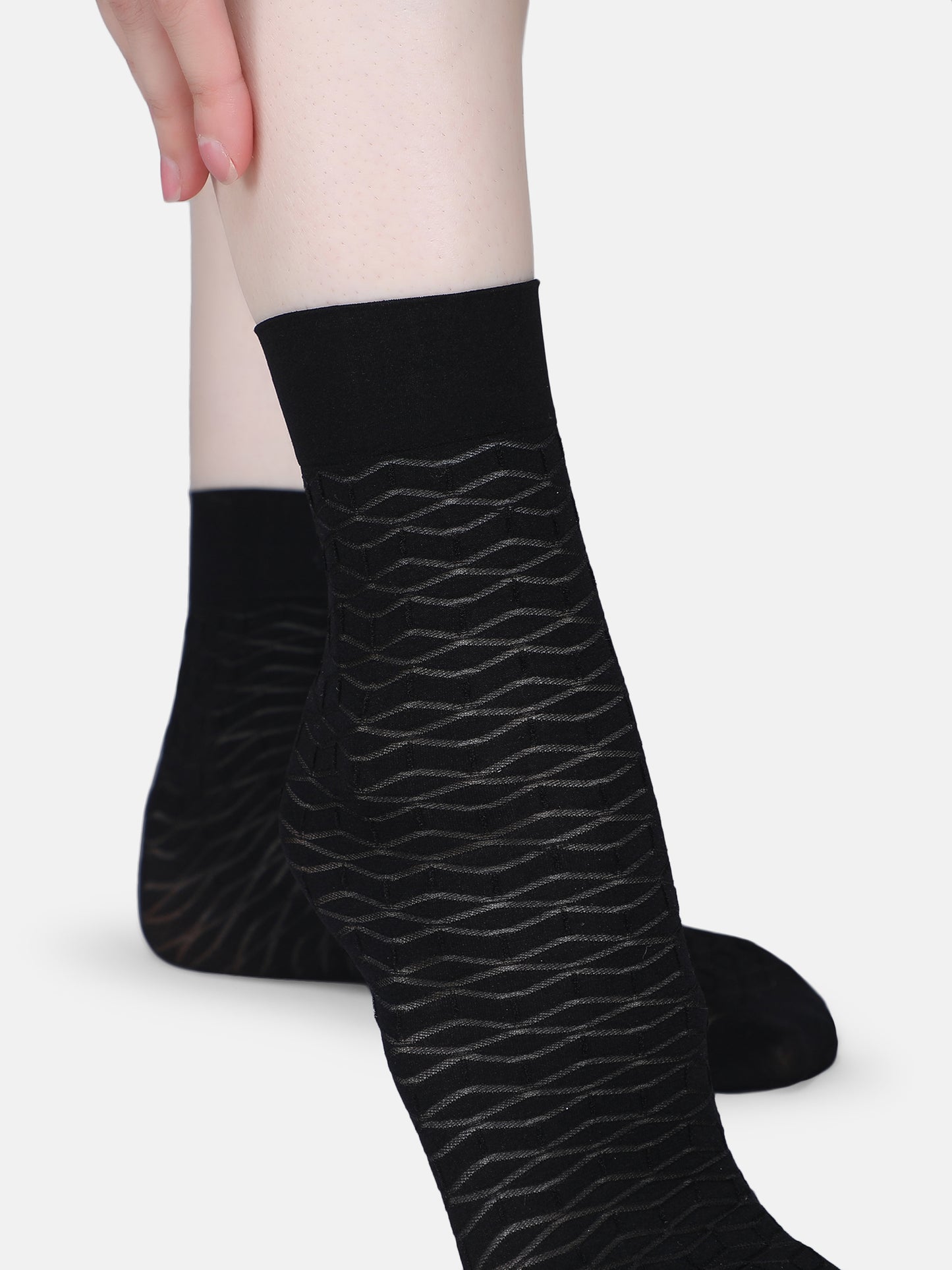 Women Nylon Opaque Geometric Wave Pattern Ankle Length Without Thumb Socks (Black/Skin)