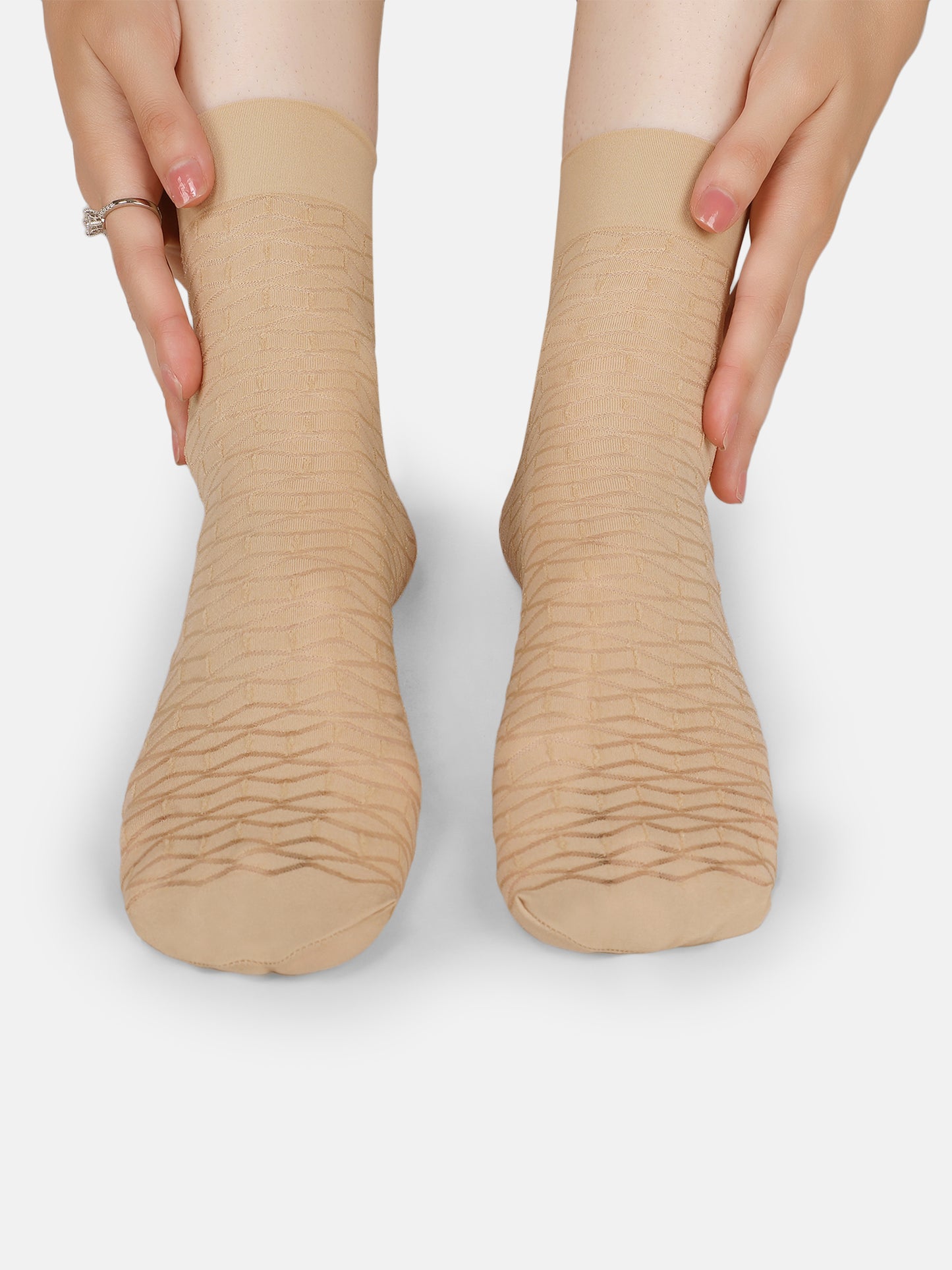 Women Nylon Opaque Geometric Wave Pattern Ankle Length Without Thumb Socks (Black/Skin)