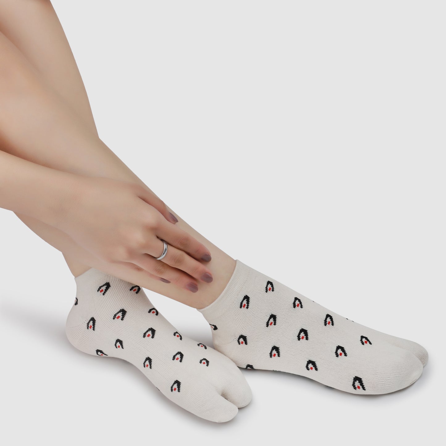 Comet Attack Ankle Thumb Socks-Cream