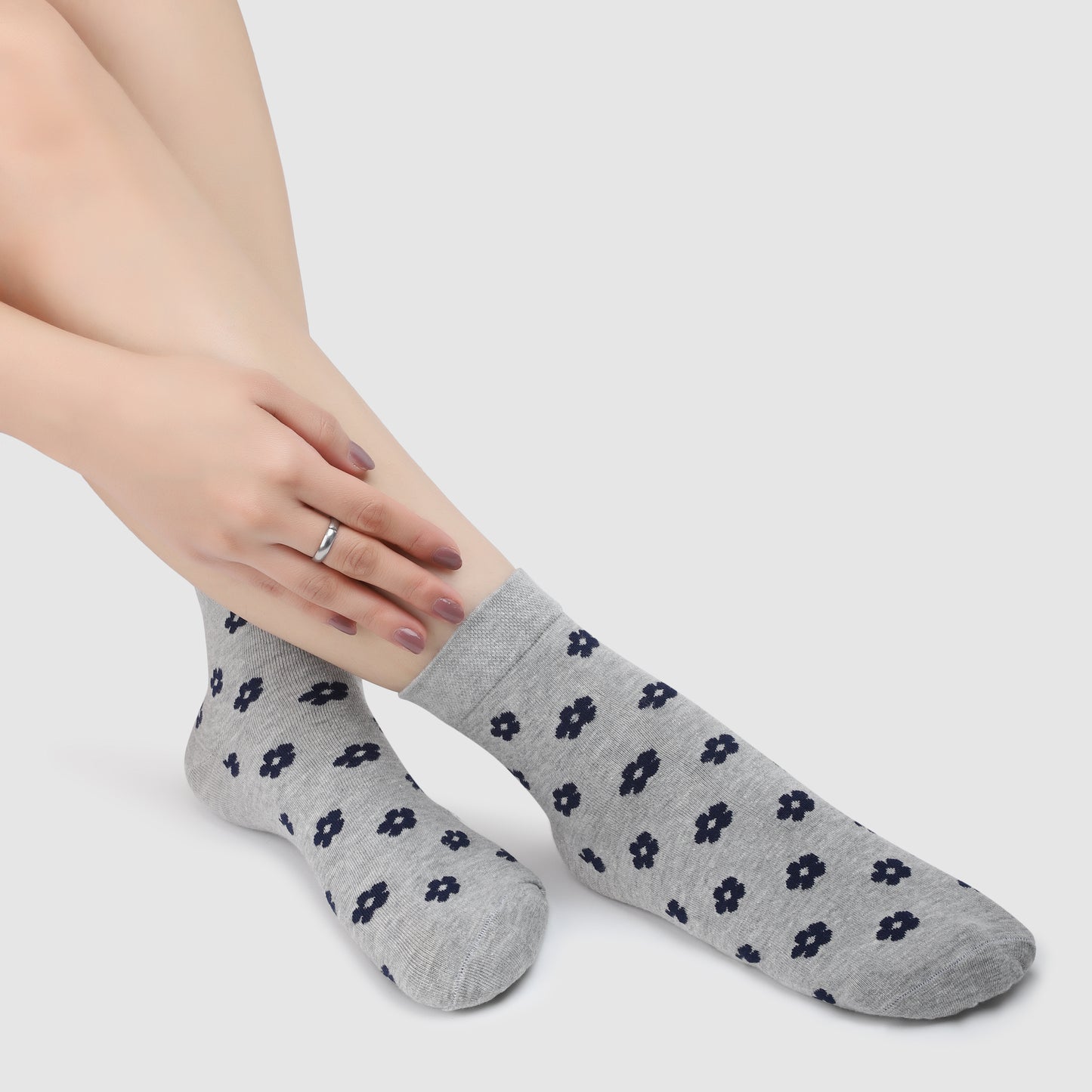 Ditzy Pattern Ankle Socks-Light Grey