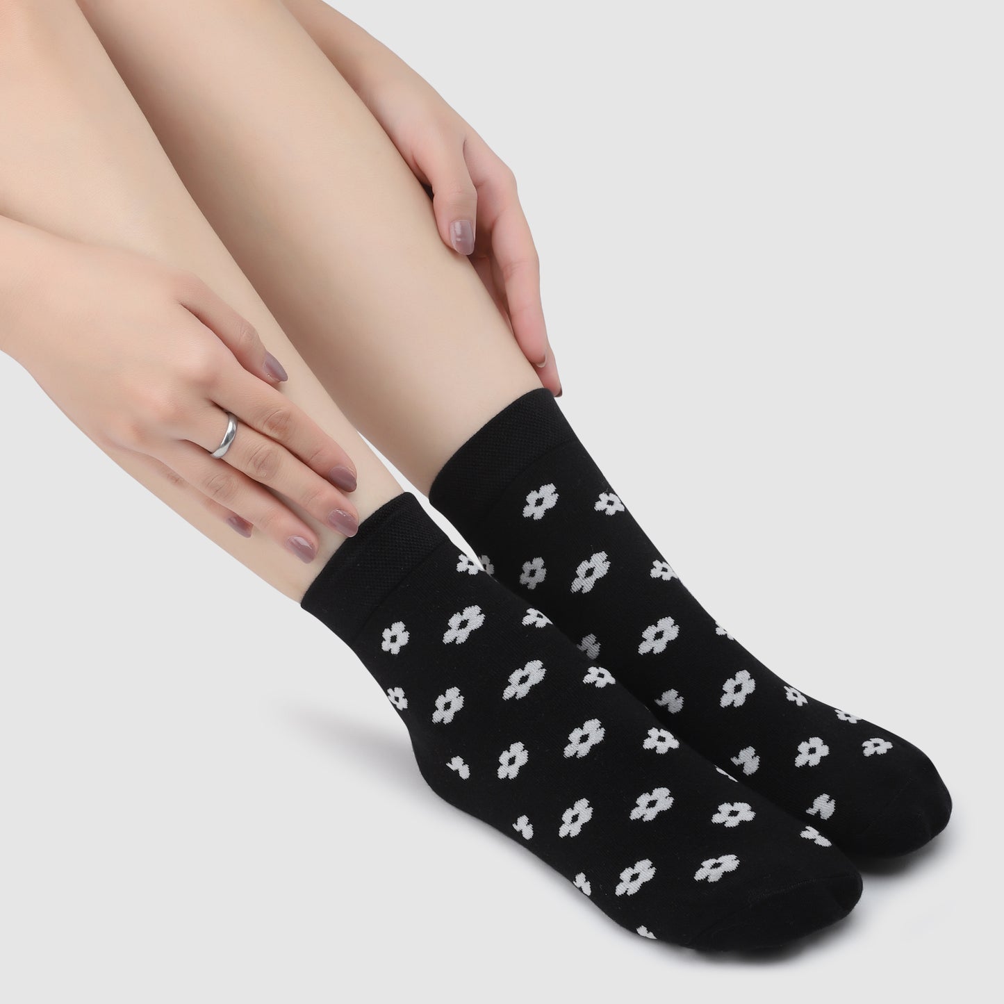Ditzy Pattern Ankle Socks-Black