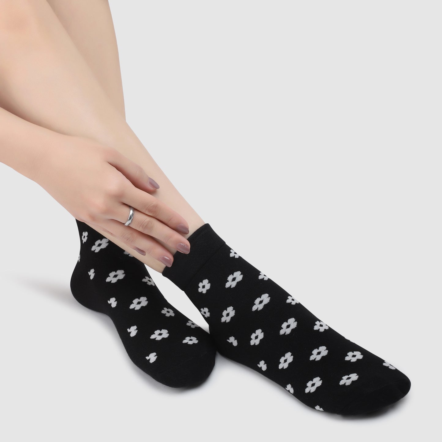 Ditzy Pattern Ankle Socks-Black