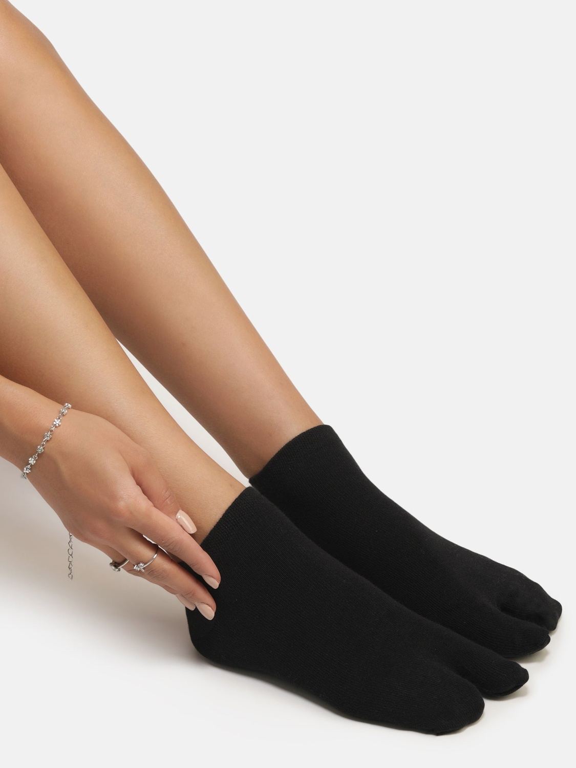 Low Ankle Length Thumb Socks- Black