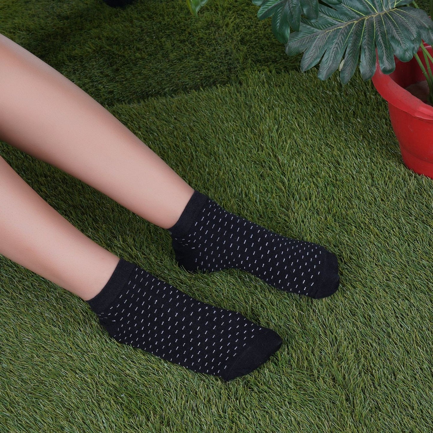 Low Ankle Dotted Pattern Socks (Black)