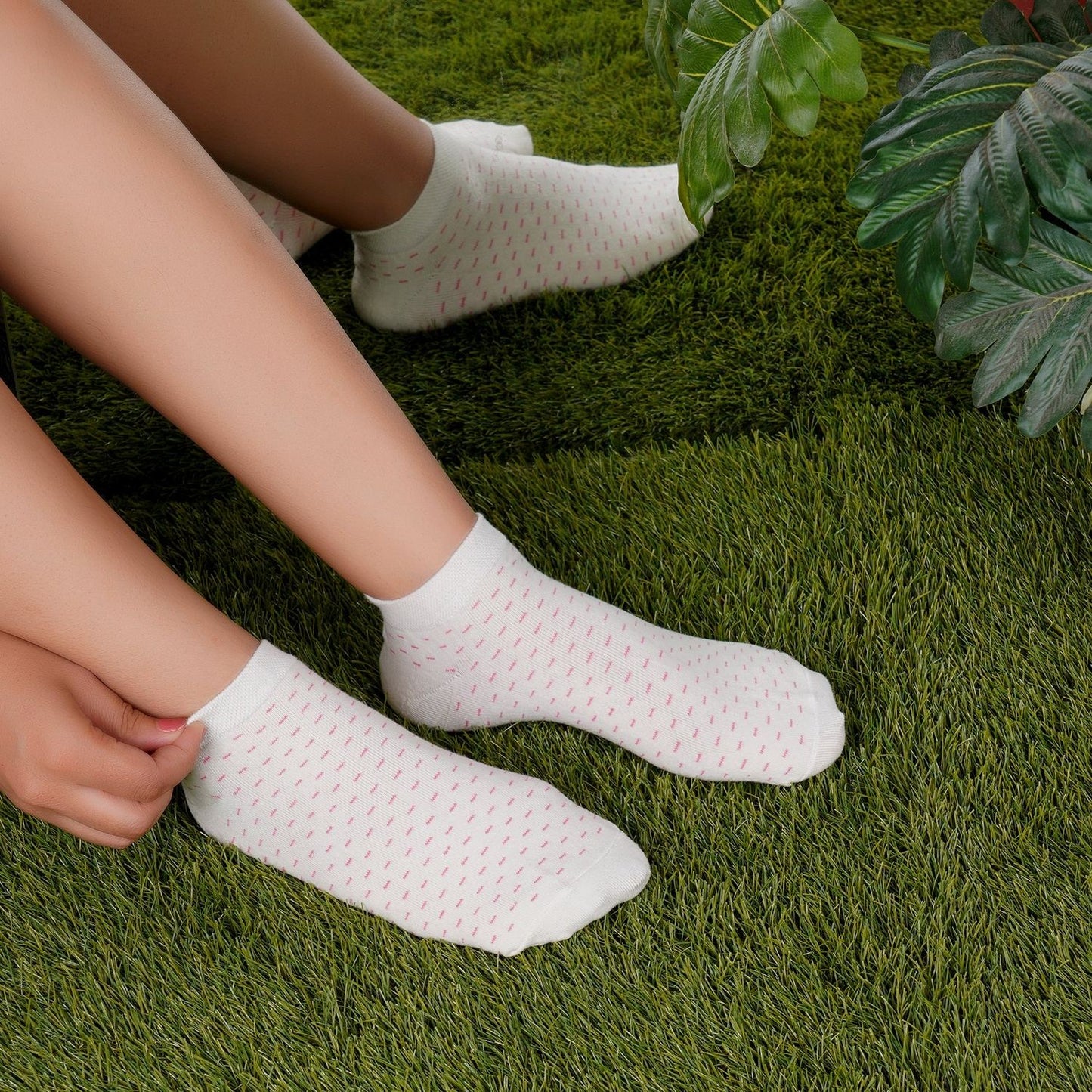 Low Ankle Dotted Pattern Socks (Cream)