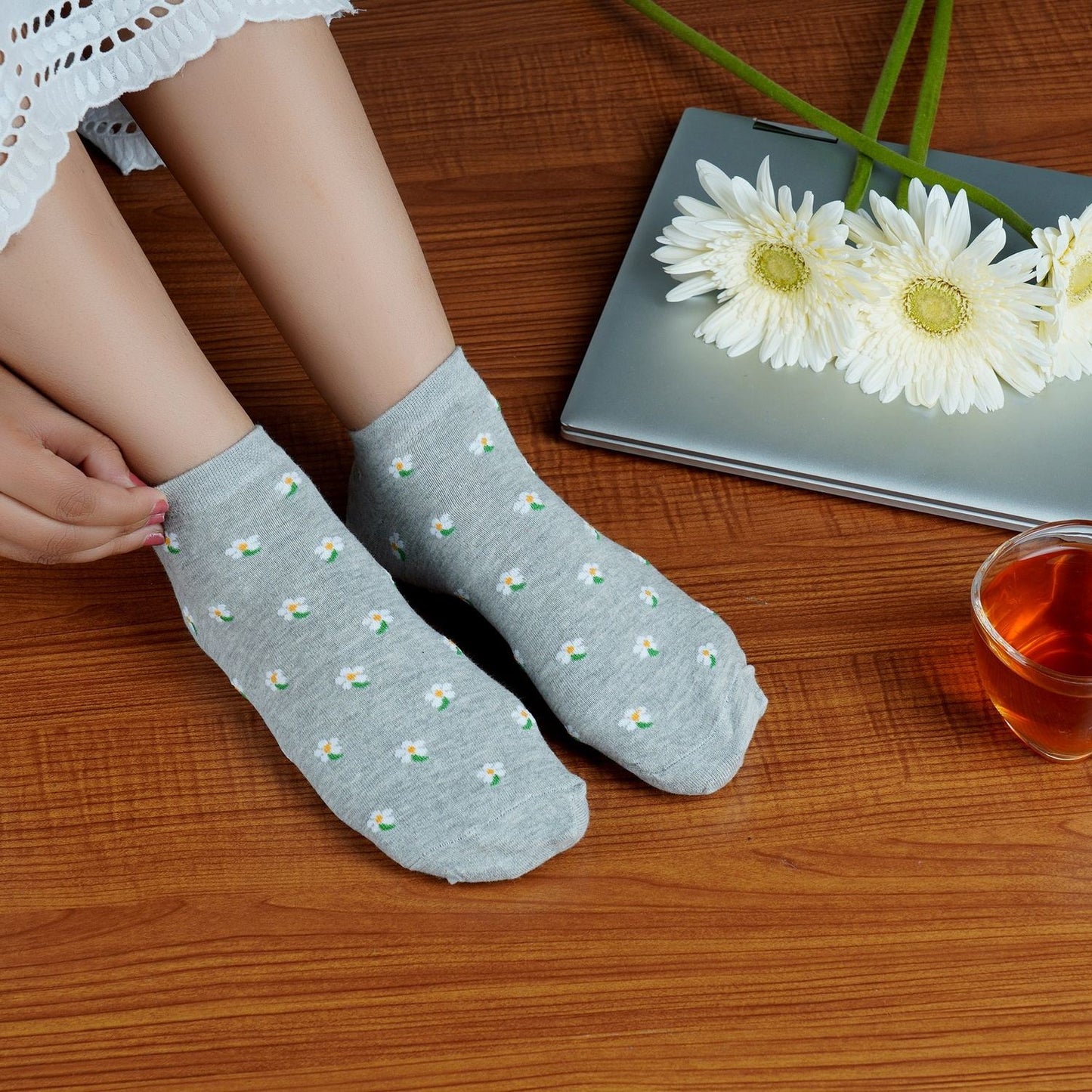Flower Pattern Sneaker Socks (Grey)