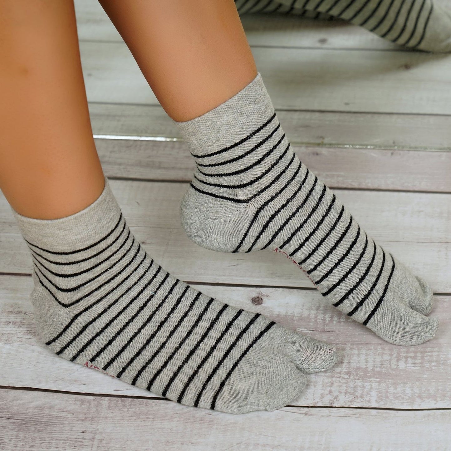 Ankle Thumb Striped Pattern Socks (Grey)