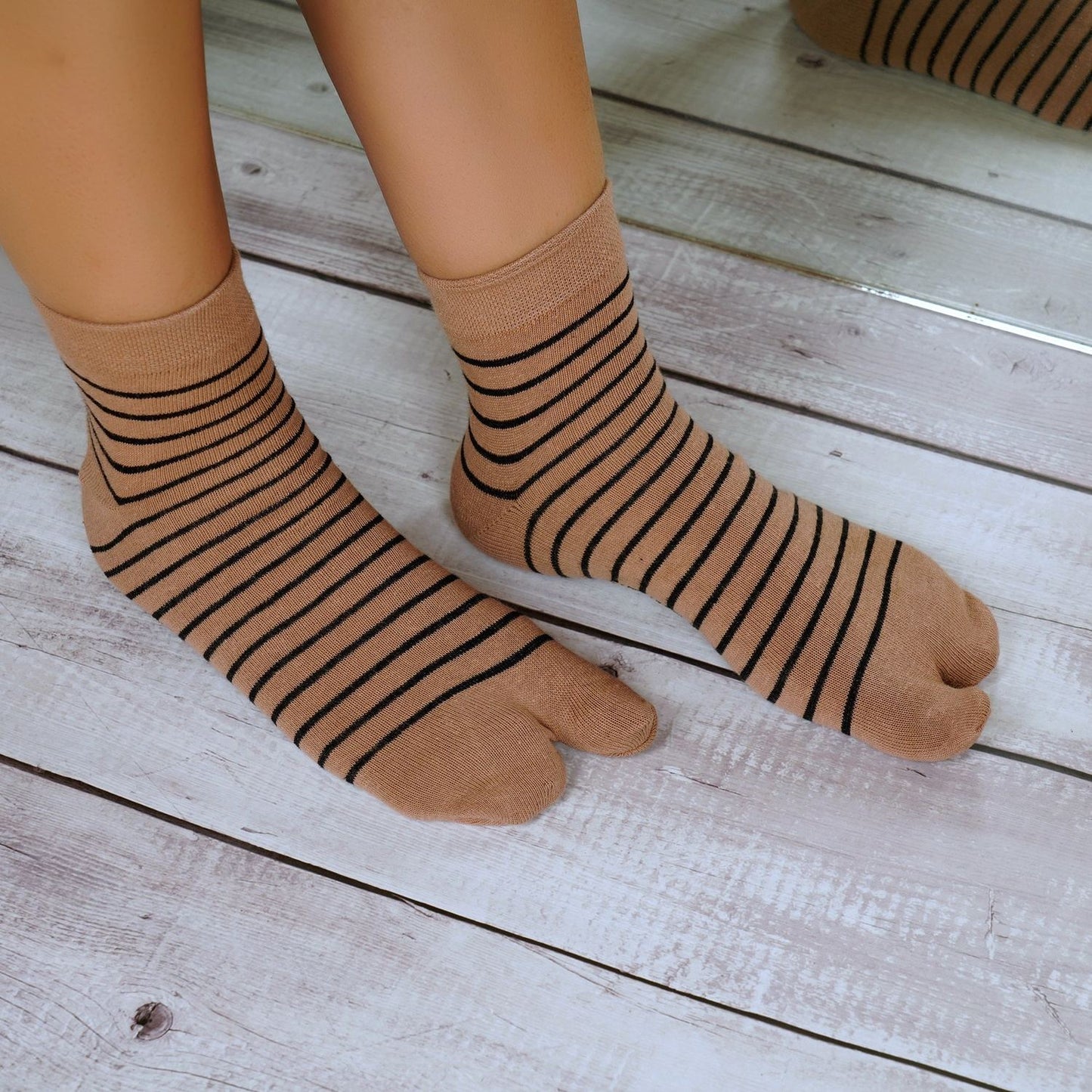 Ankle Thumb Striped Pattern Socks (Skin)