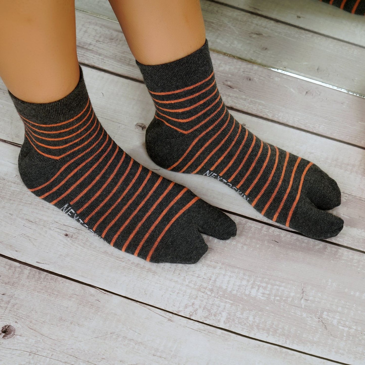 Ankle Thumb Striped Pattern Socks (Charcoal Grey)