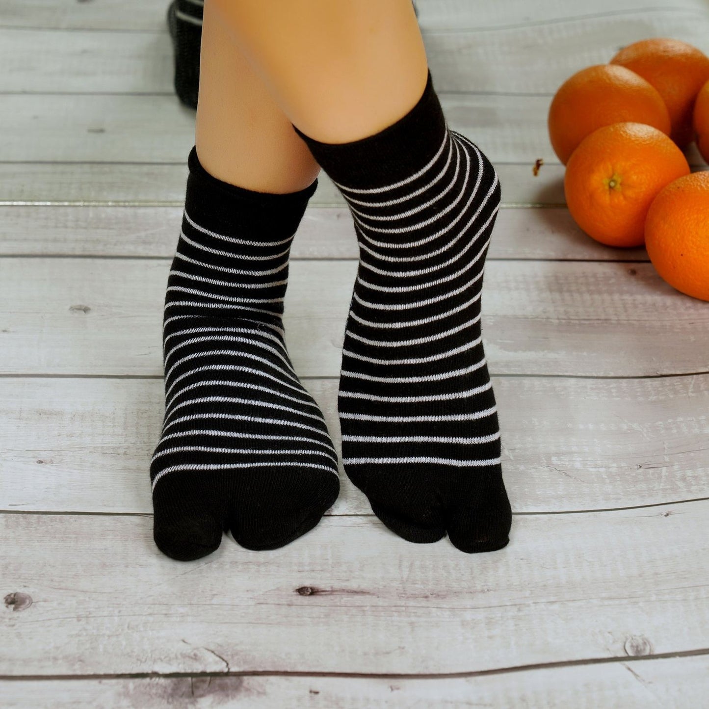 Ankle Thumb Striped Pattern Socks (Black)