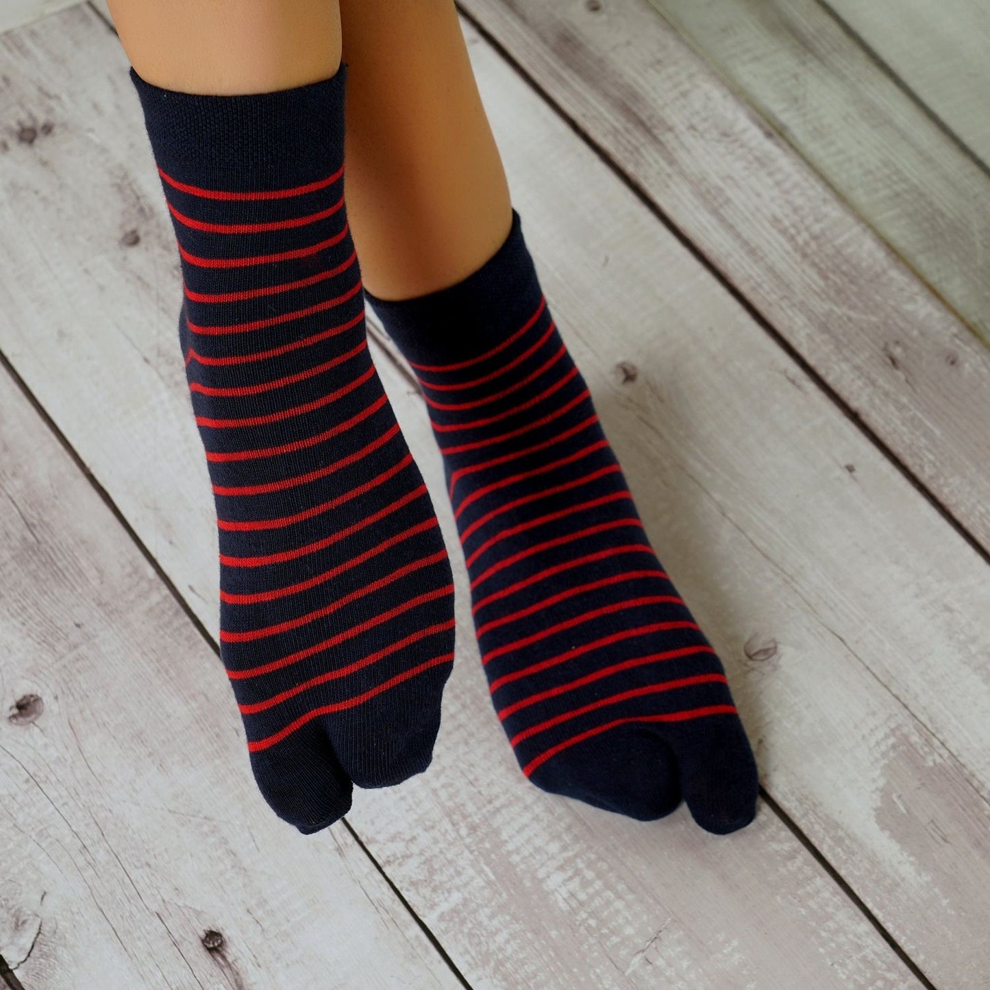 Ankle Thumb Striped Pattern Socks (Navy Blue)